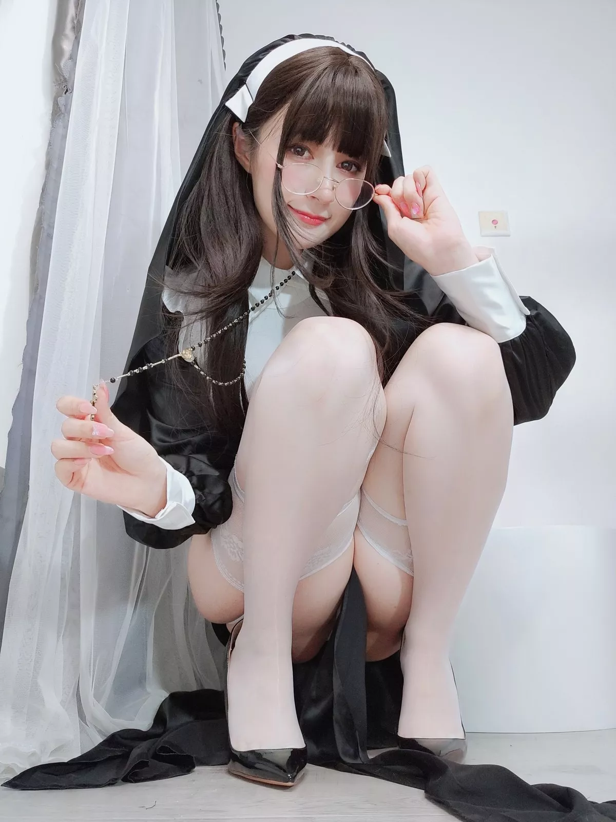 Coser小姐姐白银修女主题黑白修女服配蕾丝吊袜半脱露豪乳血滴子遮点诱惑写真143P