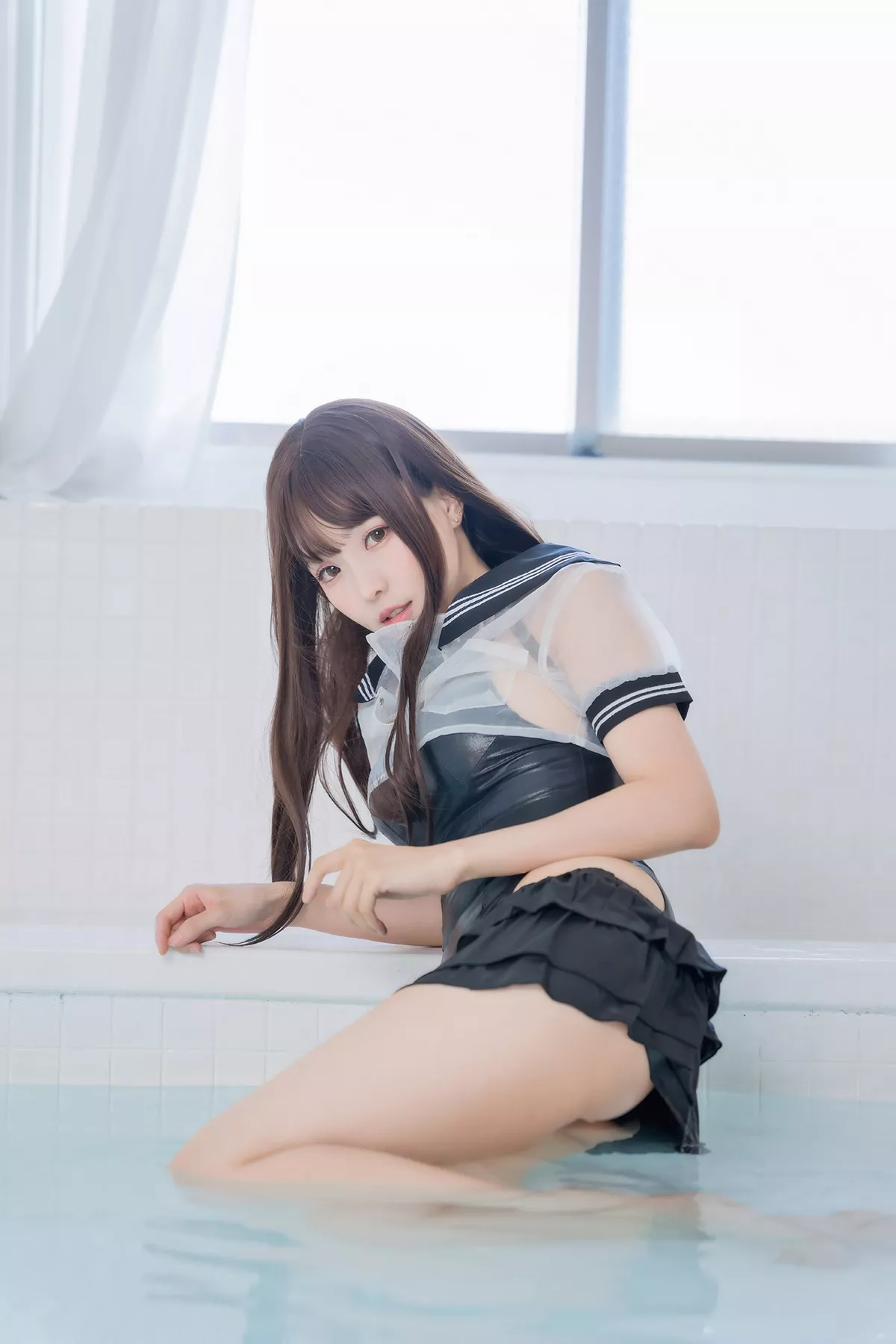 Coser妹子Ely_eee竞泳水手服主题泳池性感黑色连体泳衣湿身秀完美身材诱惑写真73P