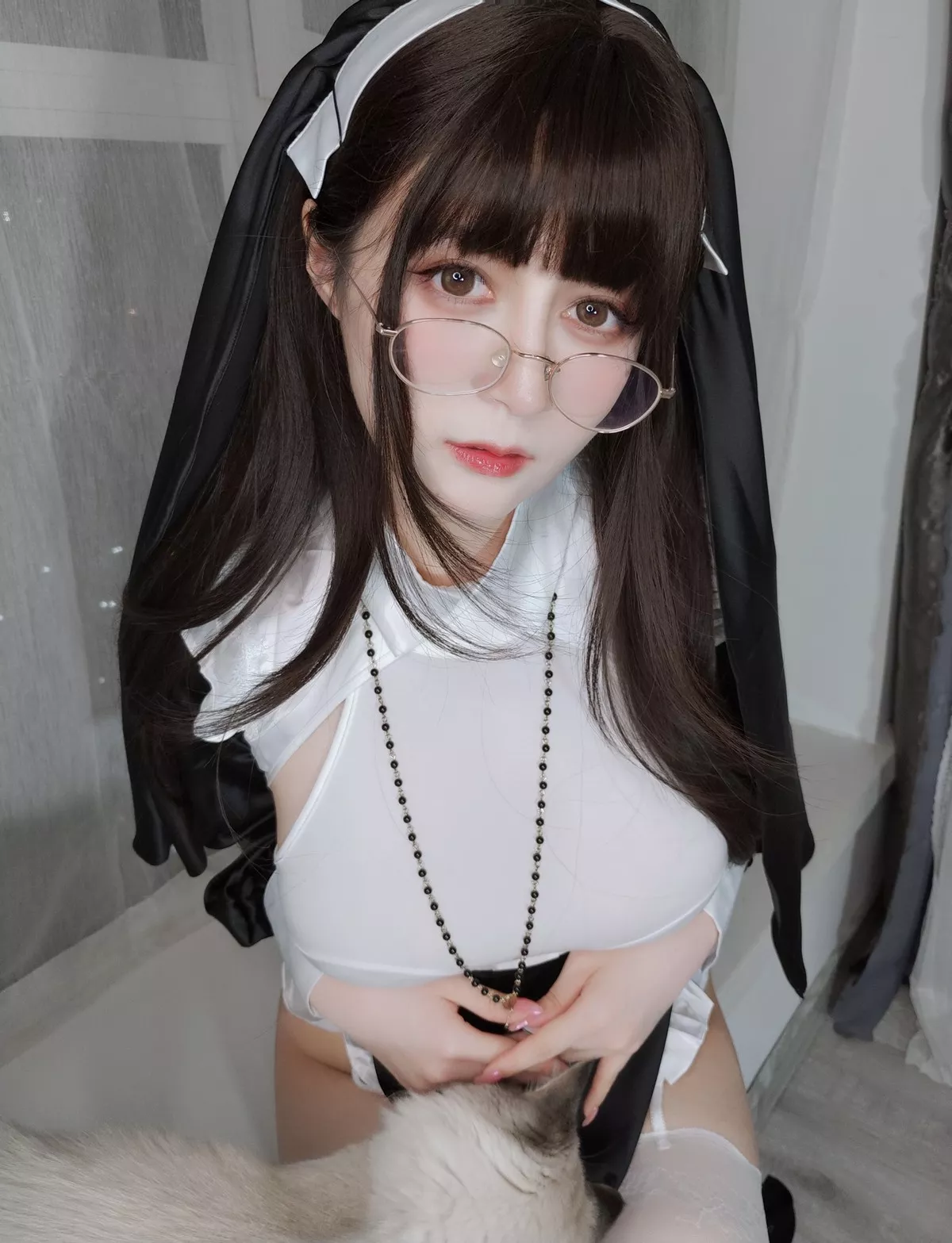 Coser小姐姐白银修女主题黑白修女服配蕾丝吊袜半脱露豪乳血滴子遮点诱惑写真143P