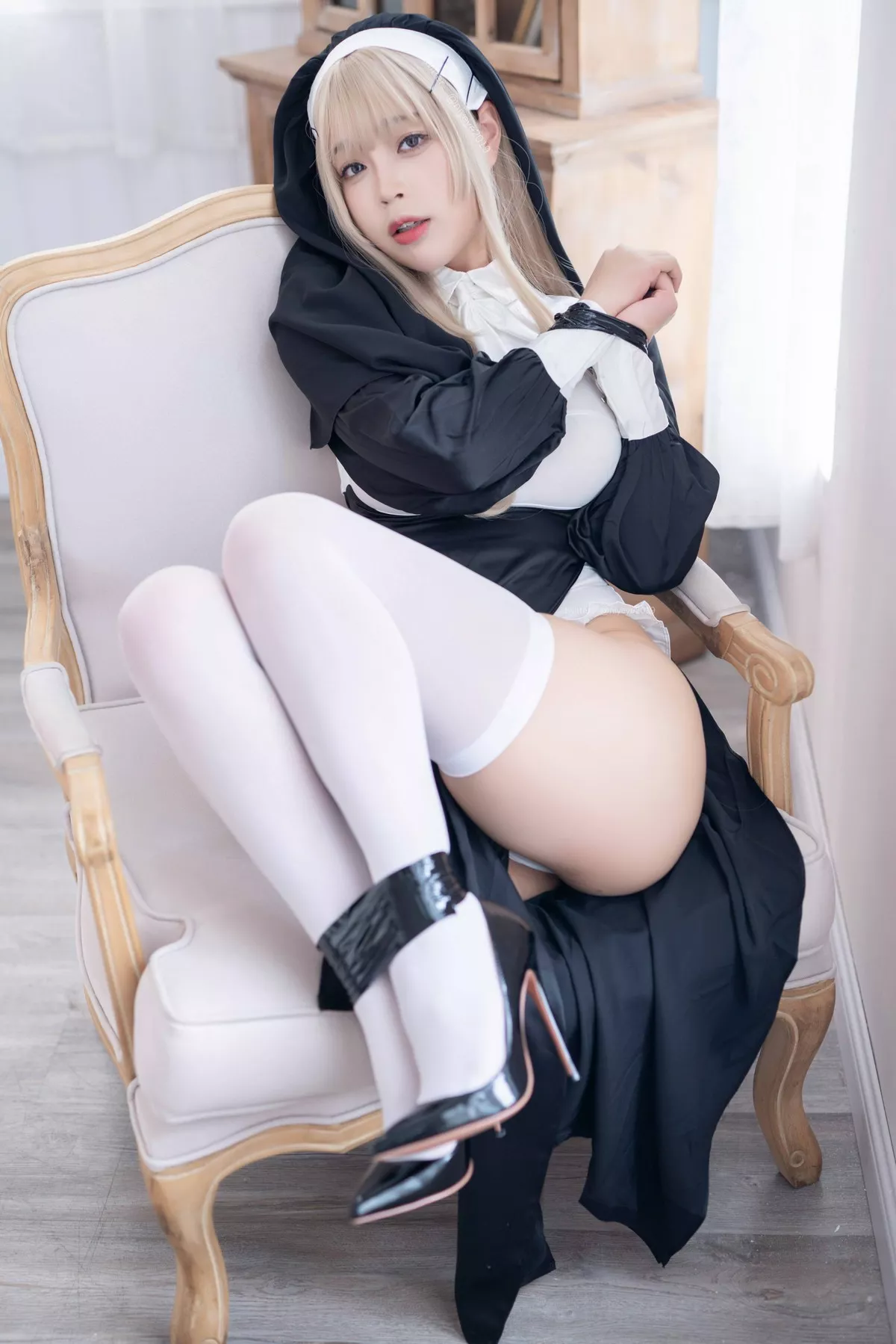 萌系小姐姐白烨禁x欲修女主题性感黑白服饰配白丝袜秀翘臀美腿撩人诱惑写真78P