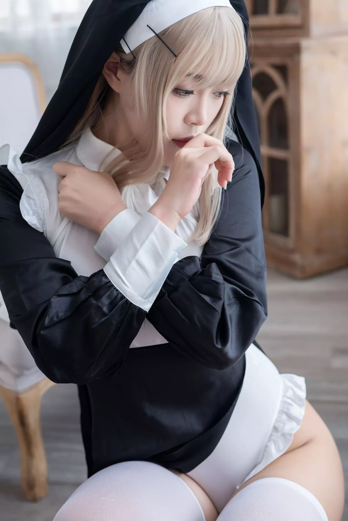 萌系小姐姐白烨禁x欲修女主题性感黑白服饰配白丝袜秀翘臀美腿撩人诱惑写真78P