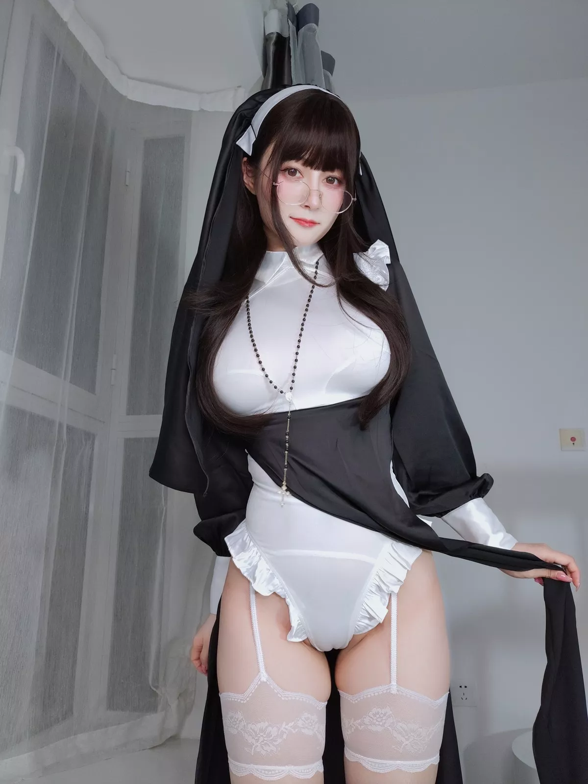 Coser小姐姐白银修女主题黑白修女服配蕾丝吊袜半脱露豪乳血滴子遮点诱惑写真143P