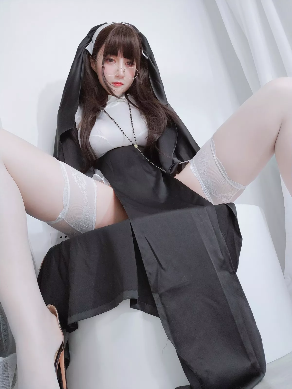 Coser小姐姐白银修女主题黑白修女服配蕾丝吊袜半脱露豪乳血滴子遮点诱惑写真143P