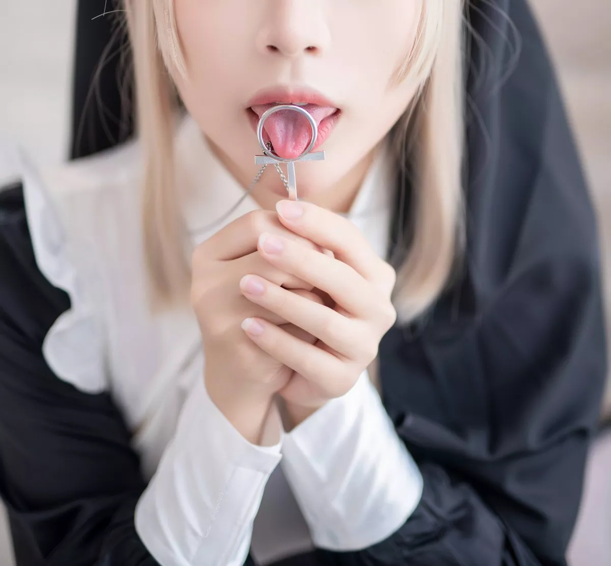 萌系小姐姐白烨禁x欲修女主题性感黑白服饰配白丝袜秀翘臀美腿撩人诱惑写真78P