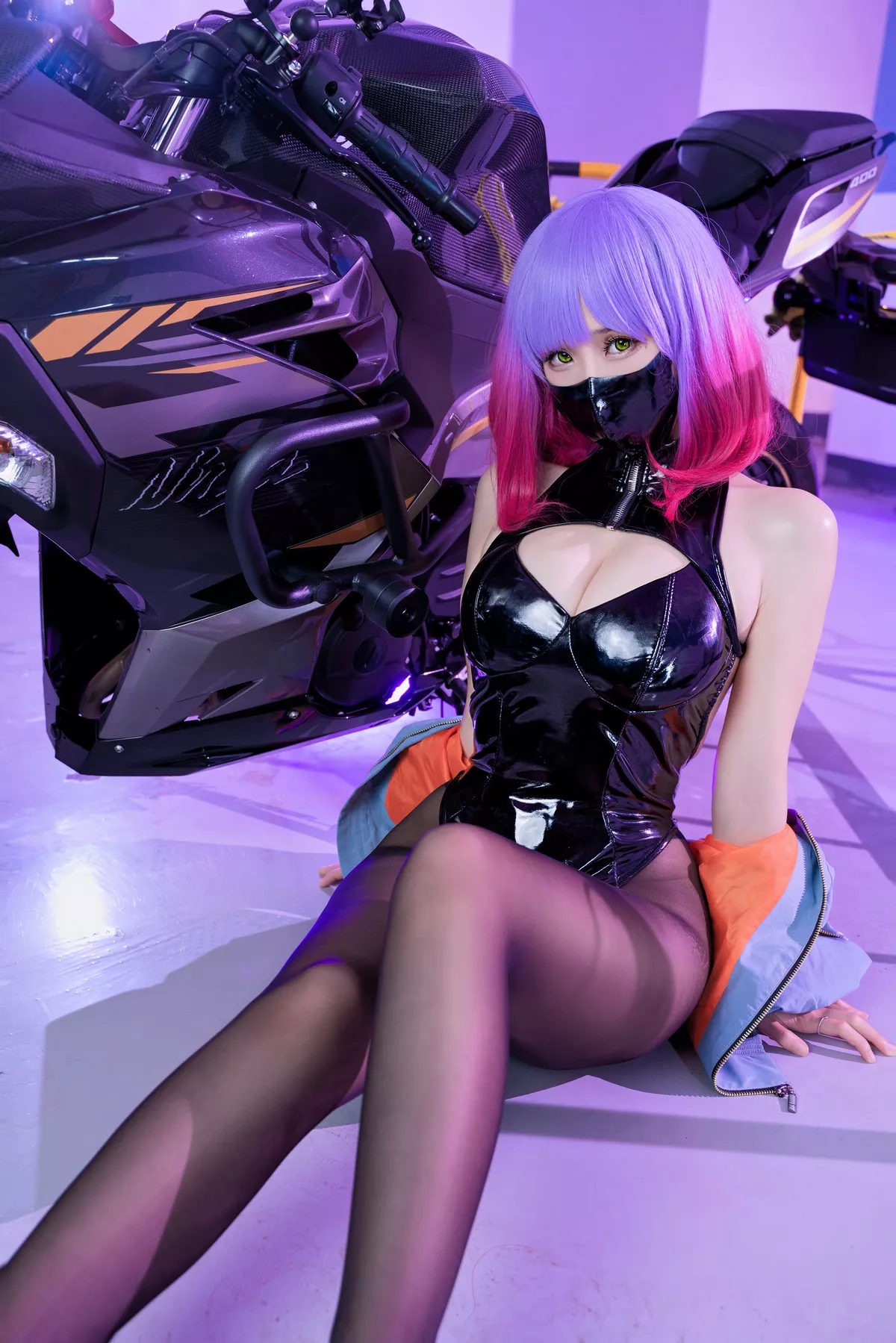 网络美女miko酱ww-Luna主题机车女郎装扮黑色皮质连体衣配黑丝裤袜诱惑写真31P