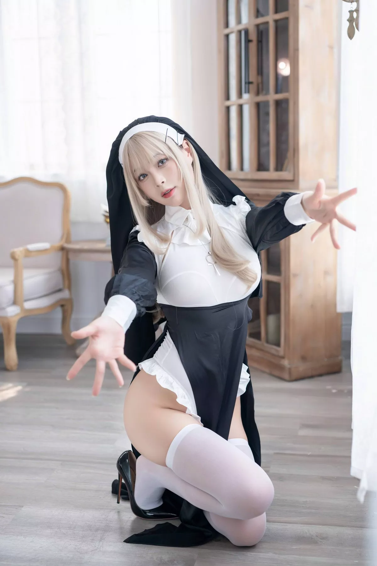萌系小姐姐白烨禁x欲修女主题性感黑白服饰配白丝袜秀翘臀美腿撩人诱惑写真78P