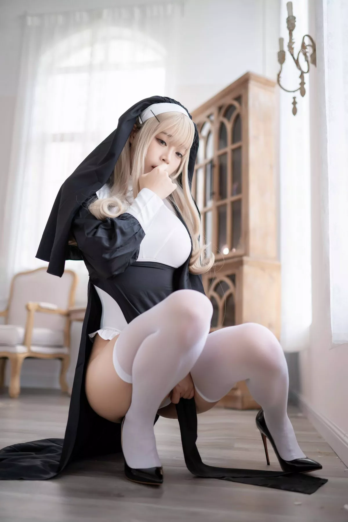 萌系小姐姐白烨禁x欲修女主题性感黑白服饰配白丝袜秀翘臀美腿撩人诱惑写真78P