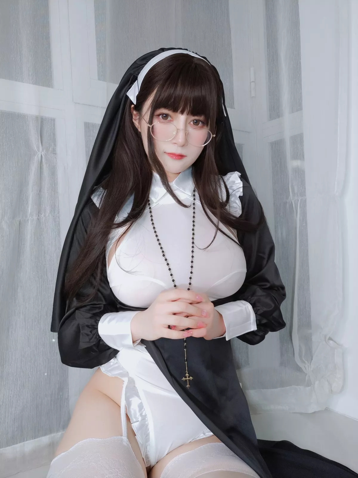 Coser小姐姐白银修女主题黑白修女服配蕾丝吊袜半脱露豪乳血滴子遮点诱惑写真143P