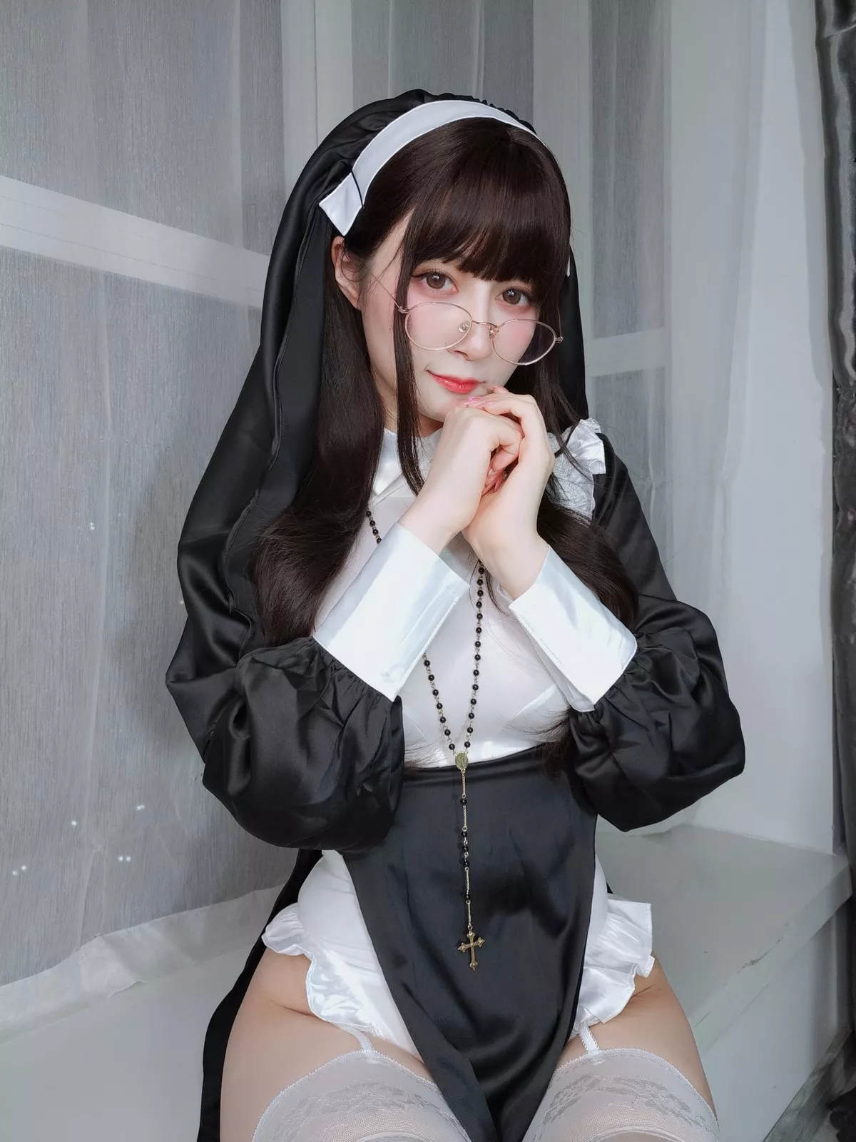 Coser小姐姐白银修女主题黑白修女服配蕾丝吊袜半脱露豪乳血滴子遮点诱惑写真143P