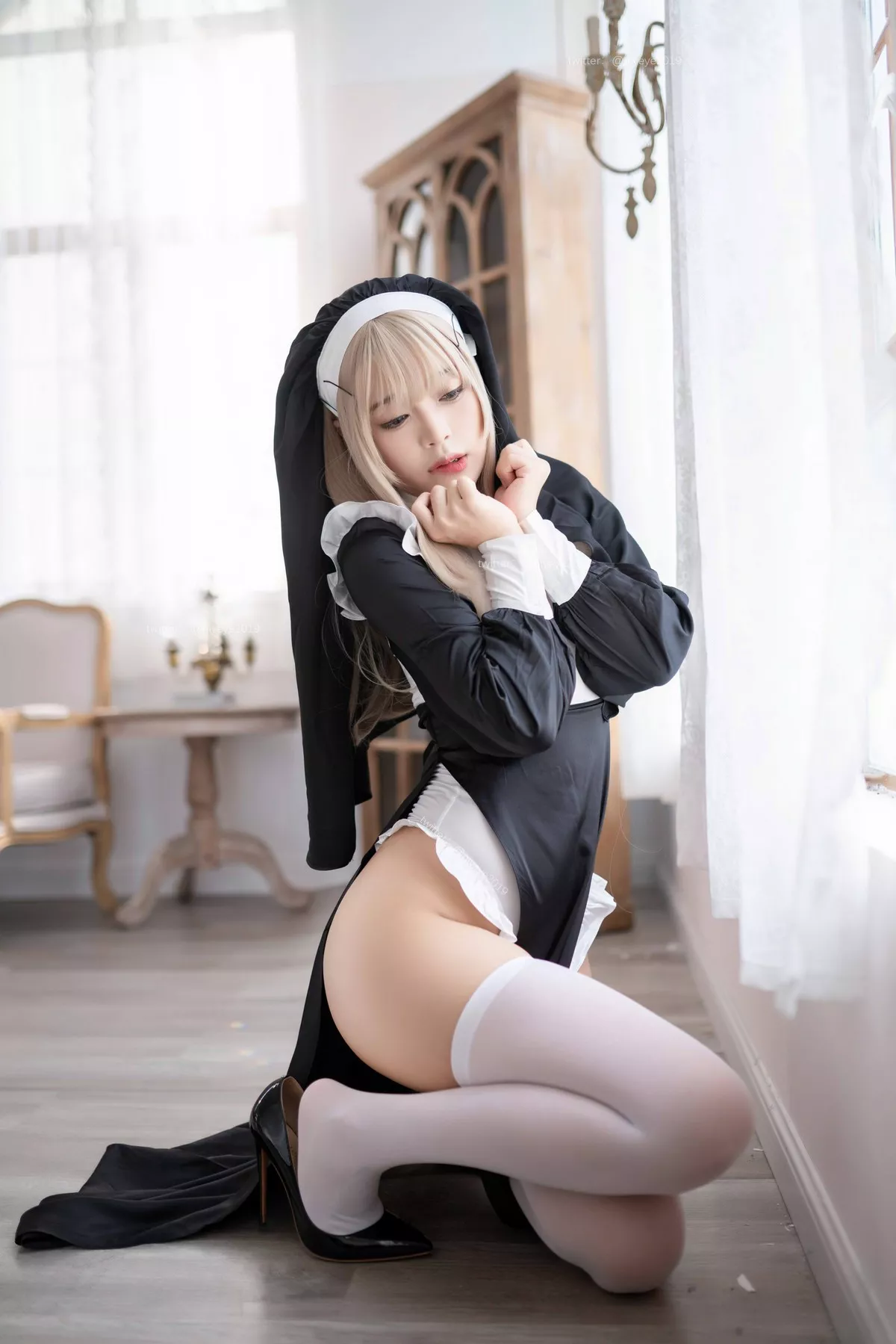 萌系小姐姐白烨禁x欲修女主题性感黑白服饰配白丝袜秀翘臀美腿撩人诱惑写真78P