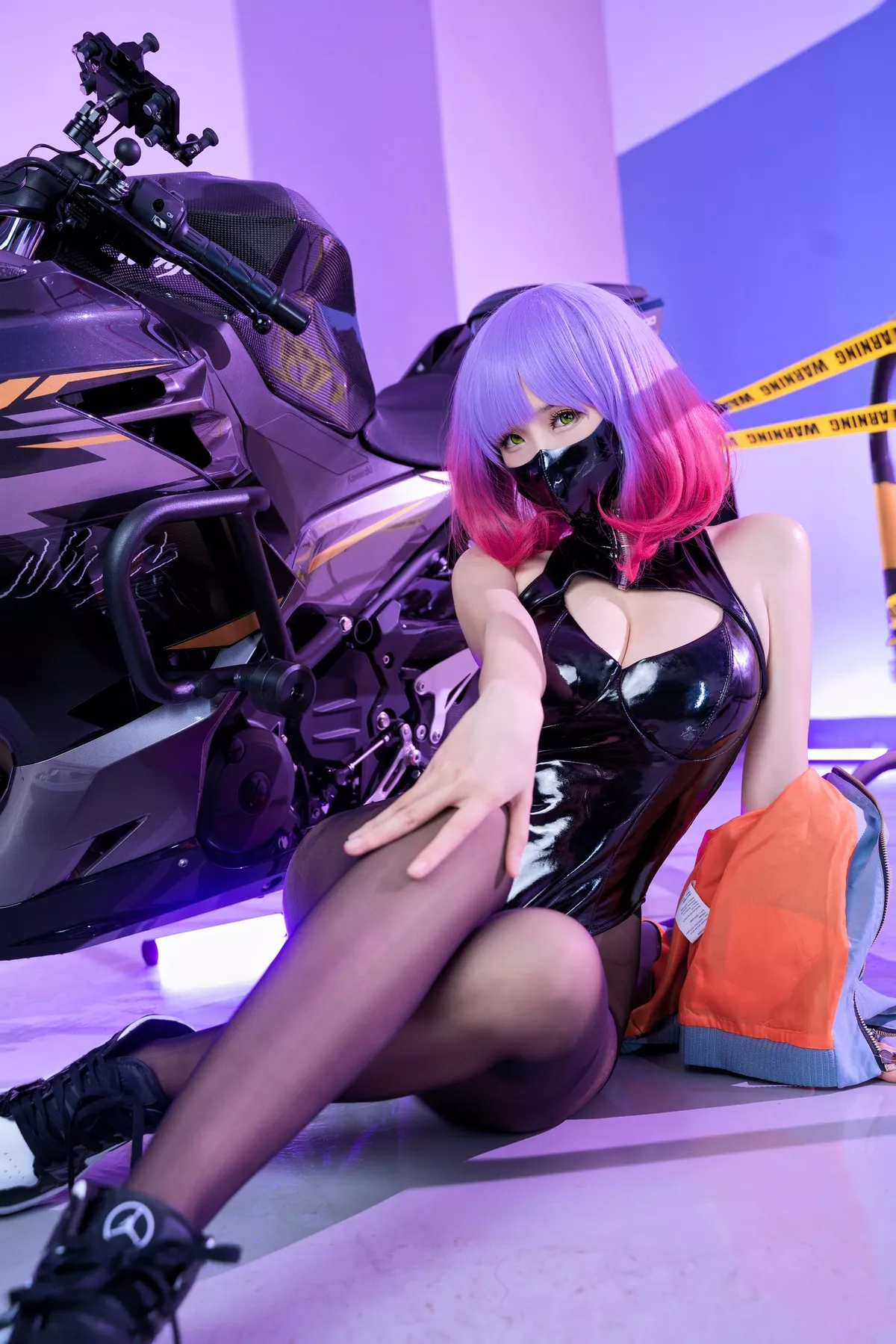 网络美女miko酱ww-Luna主题机车女郎装扮黑色皮质连体衣配黑丝裤袜诱惑写真31P