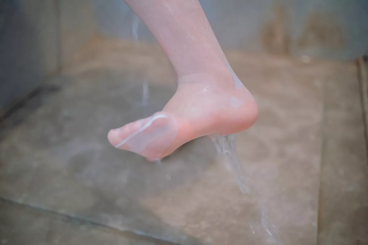 网络美女Usejan小厨娘主题私房浴室性感真空服饰半露豪乳遮点湿身诱惑写真46P