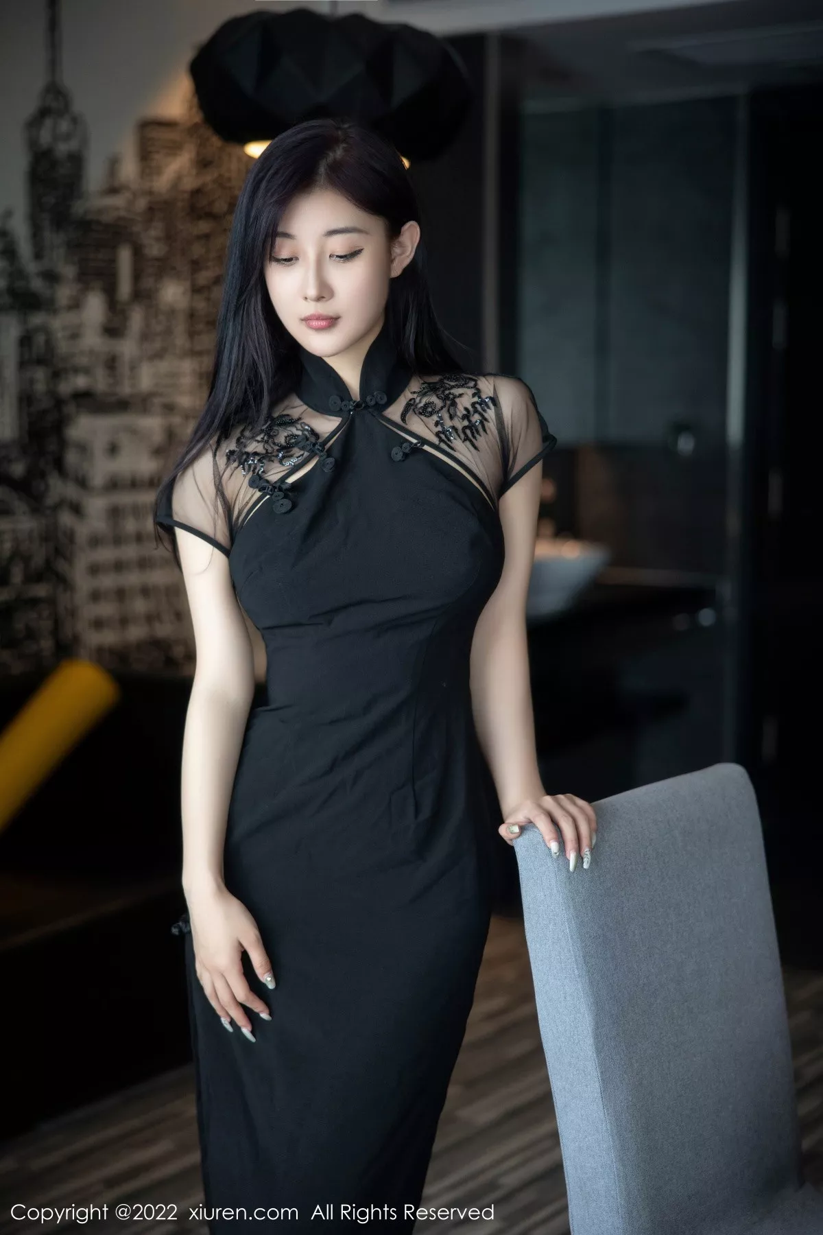 XiuRen第5691期_模特顾楚楚maily性感黑色旗袍服配魅惑黑丝秀美腿甜美迷人写真86P