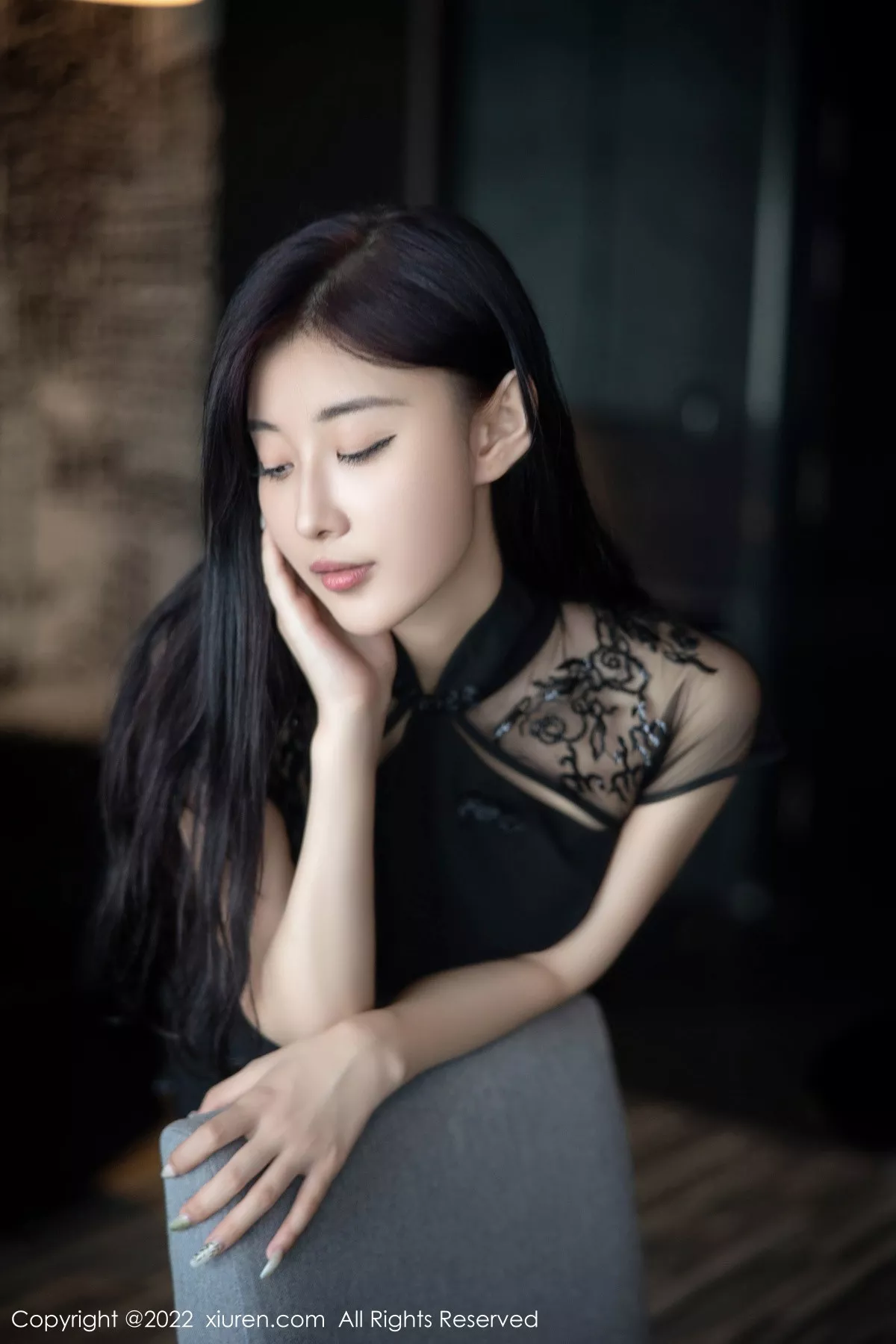 XiuRen第5691期_模特顾楚楚maily性感黑色旗袍服配魅惑黑丝秀美腿甜美迷人写真86P