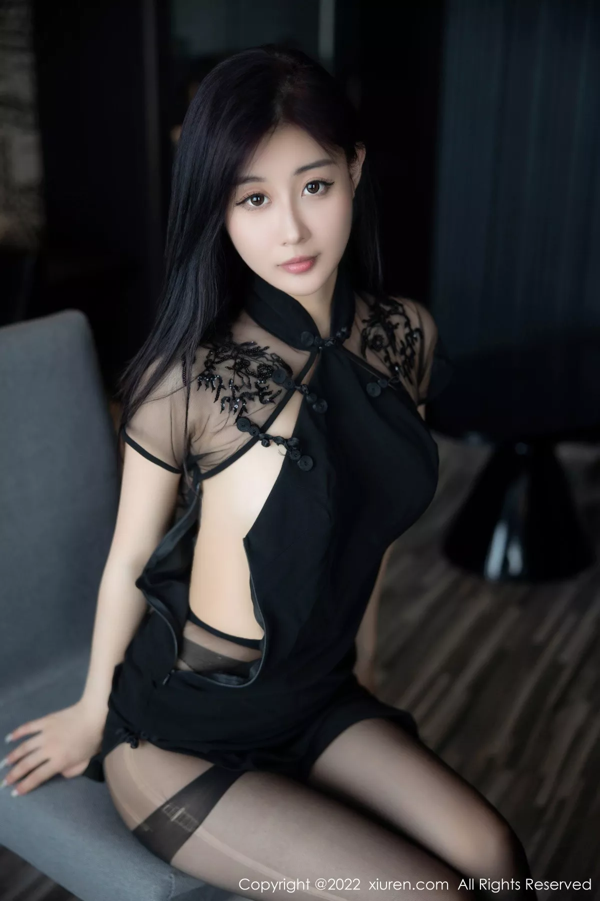 XiuRen第5691期_模特顾楚楚maily性感黑色旗袍服配魅惑黑丝秀美腿甜美迷人写真86P