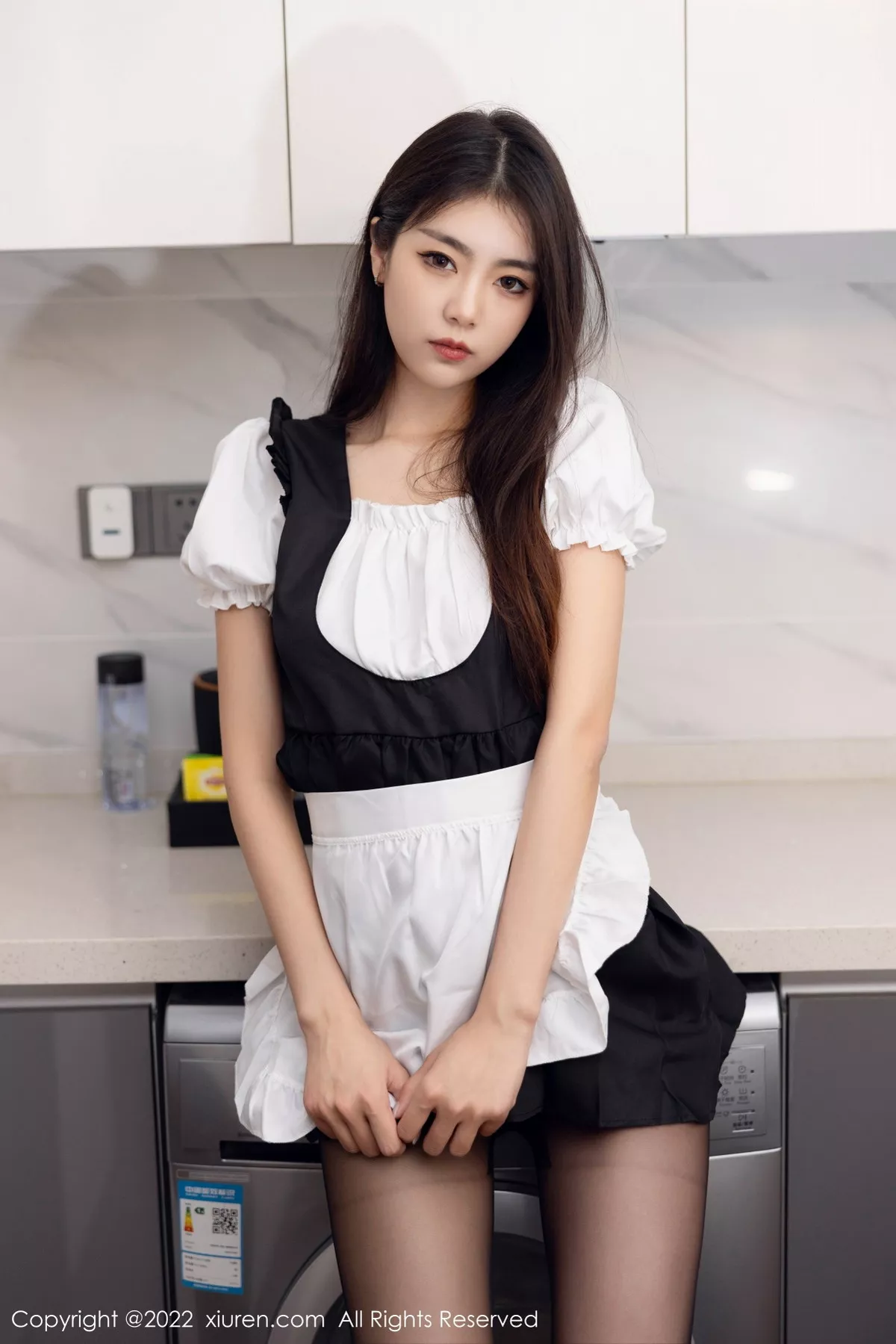 XiuRen第5706期_模特可乐Vicky黑白拼色厨娘服饰配超薄黑丝秀苗条身材性感写真60P