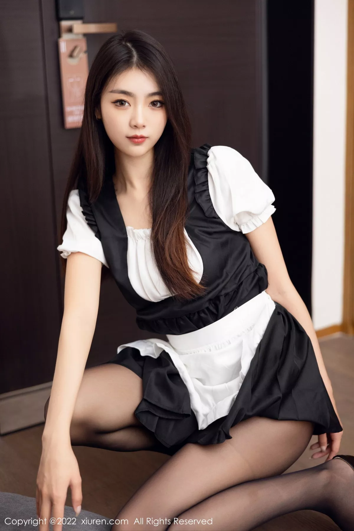 XiuRen第5706期_模特可乐Vicky黑白拼色厨娘服饰配超薄黑丝秀苗条身材性感写真60P