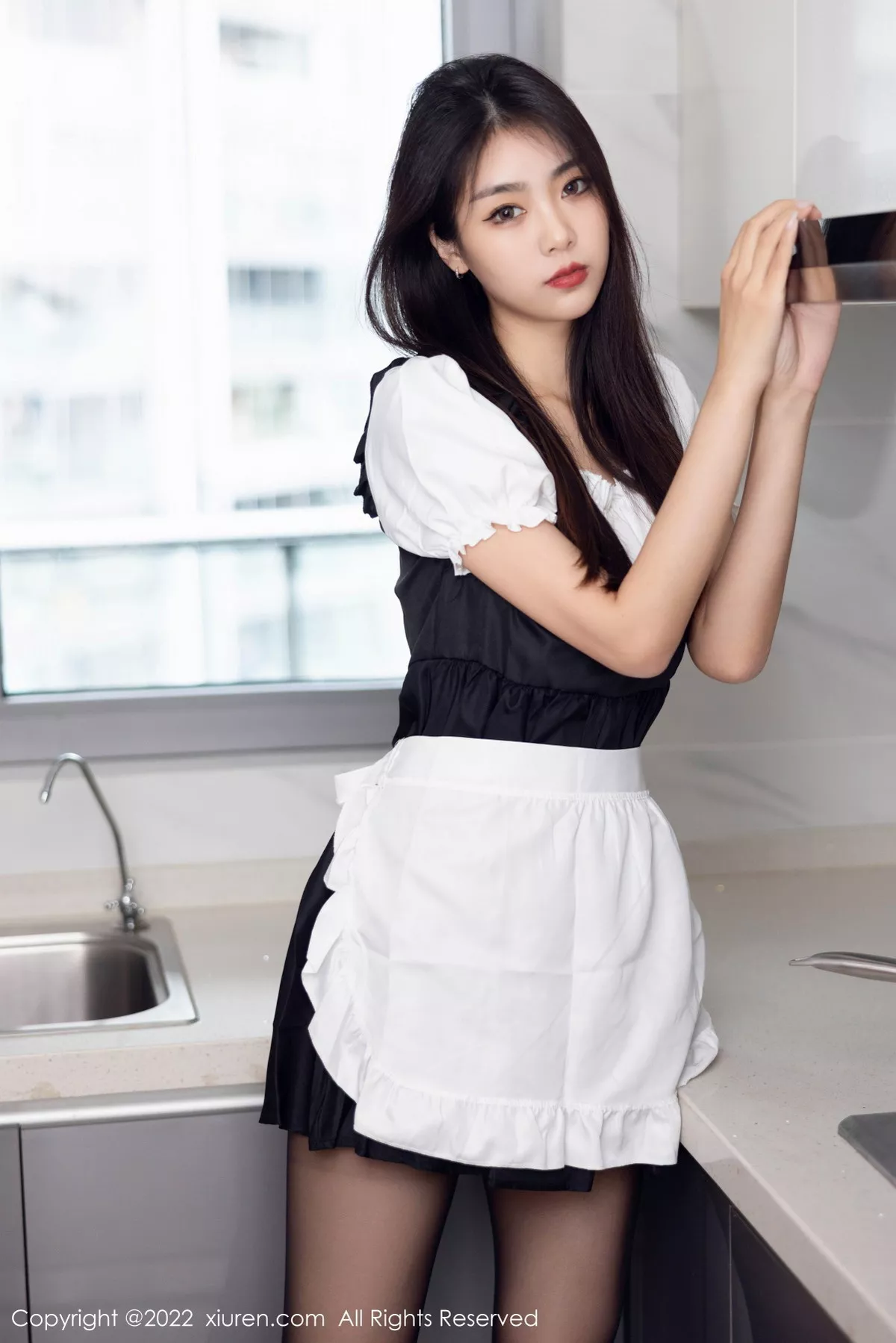 XiuRen第5706期_模特可乐Vicky黑白拼色厨娘服饰配超薄黑丝秀苗条身材性感写真60P