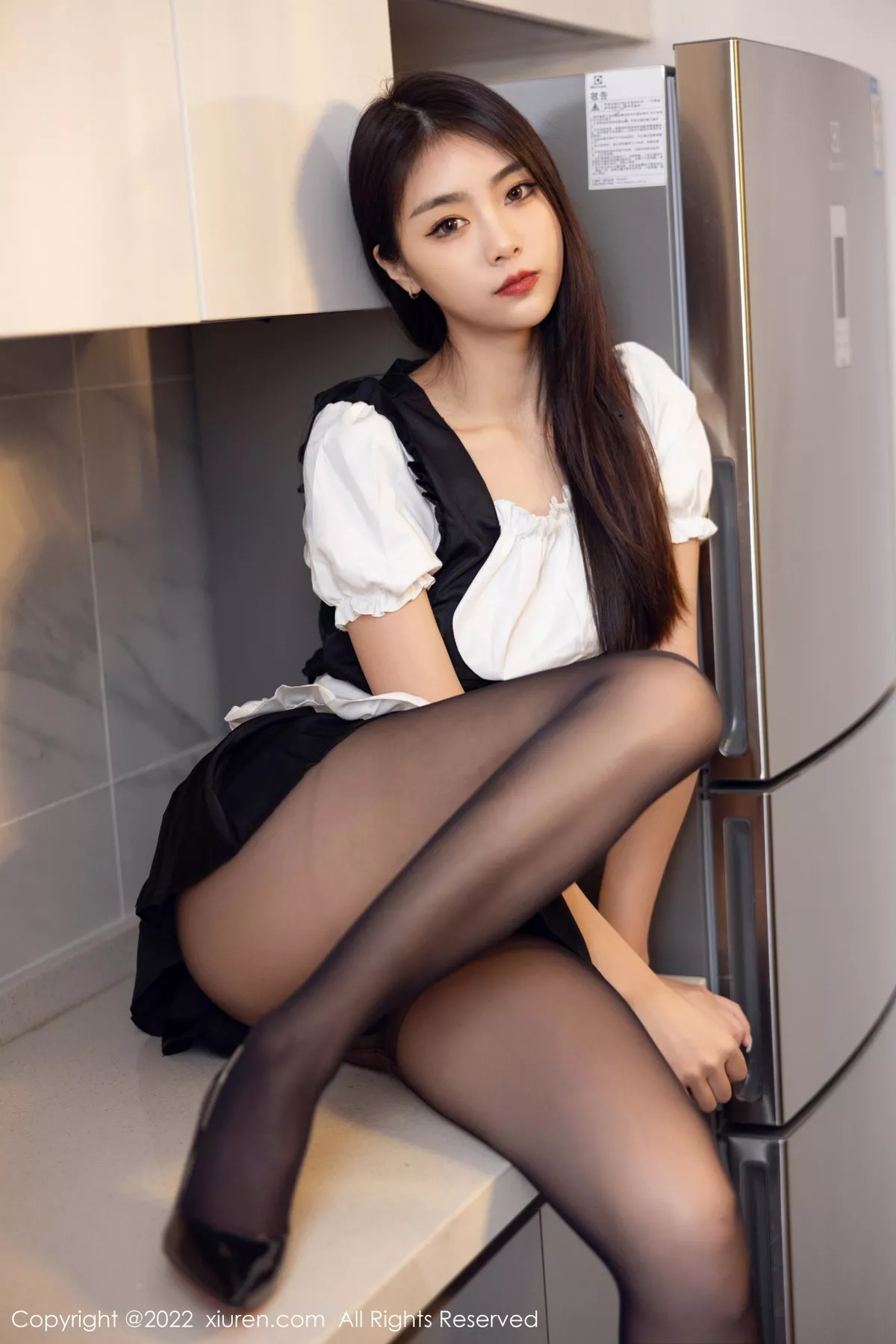 XiuRen第5706期_模特可乐Vicky黑白拼色厨娘服饰配超薄黑丝秀苗条身材性感写真60P