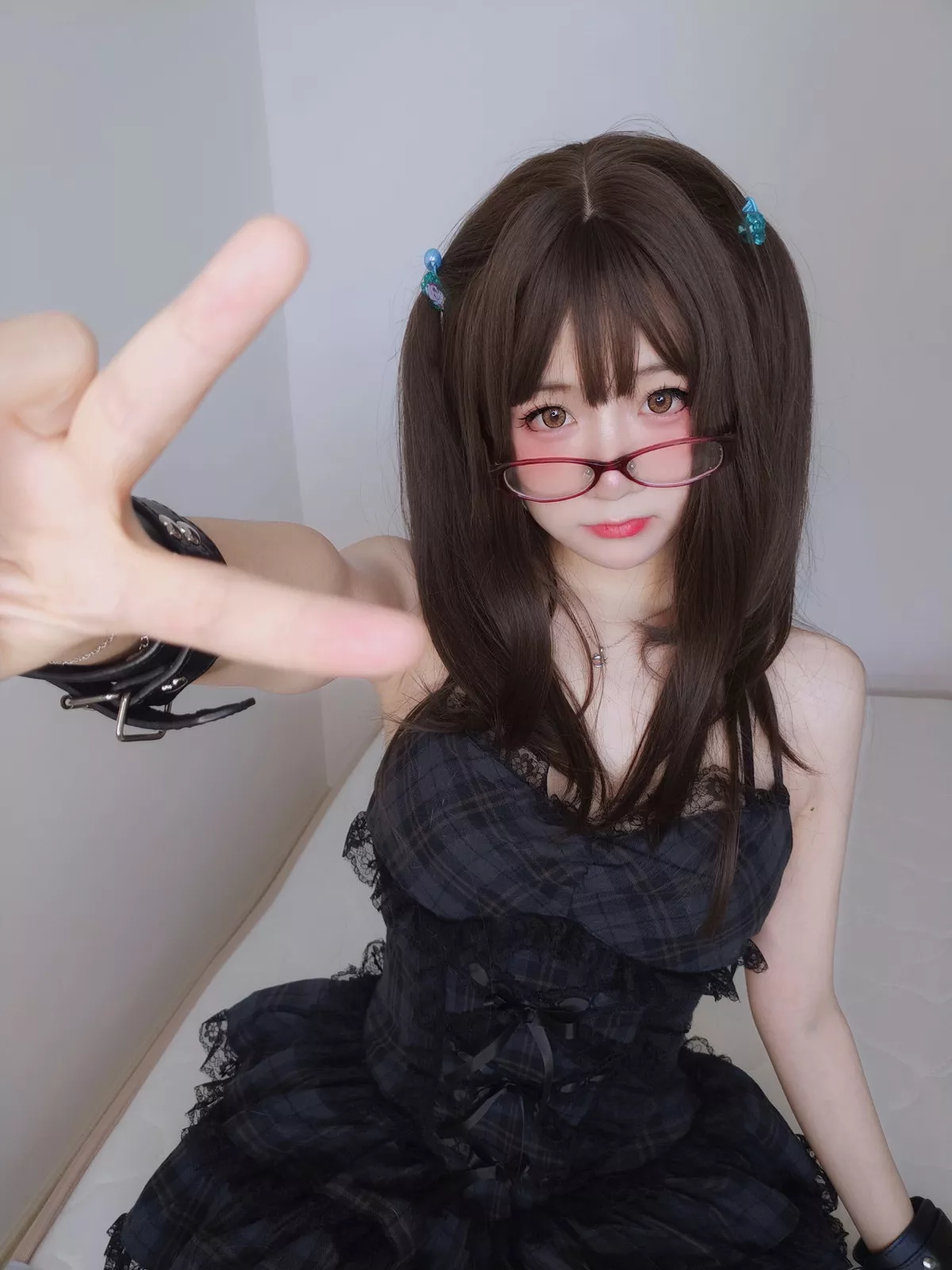 网络美女软妹摇摇乐黑色短裙主题性感吊带短裙配黑丝袜秀翘臀美腿诱惑写真99P