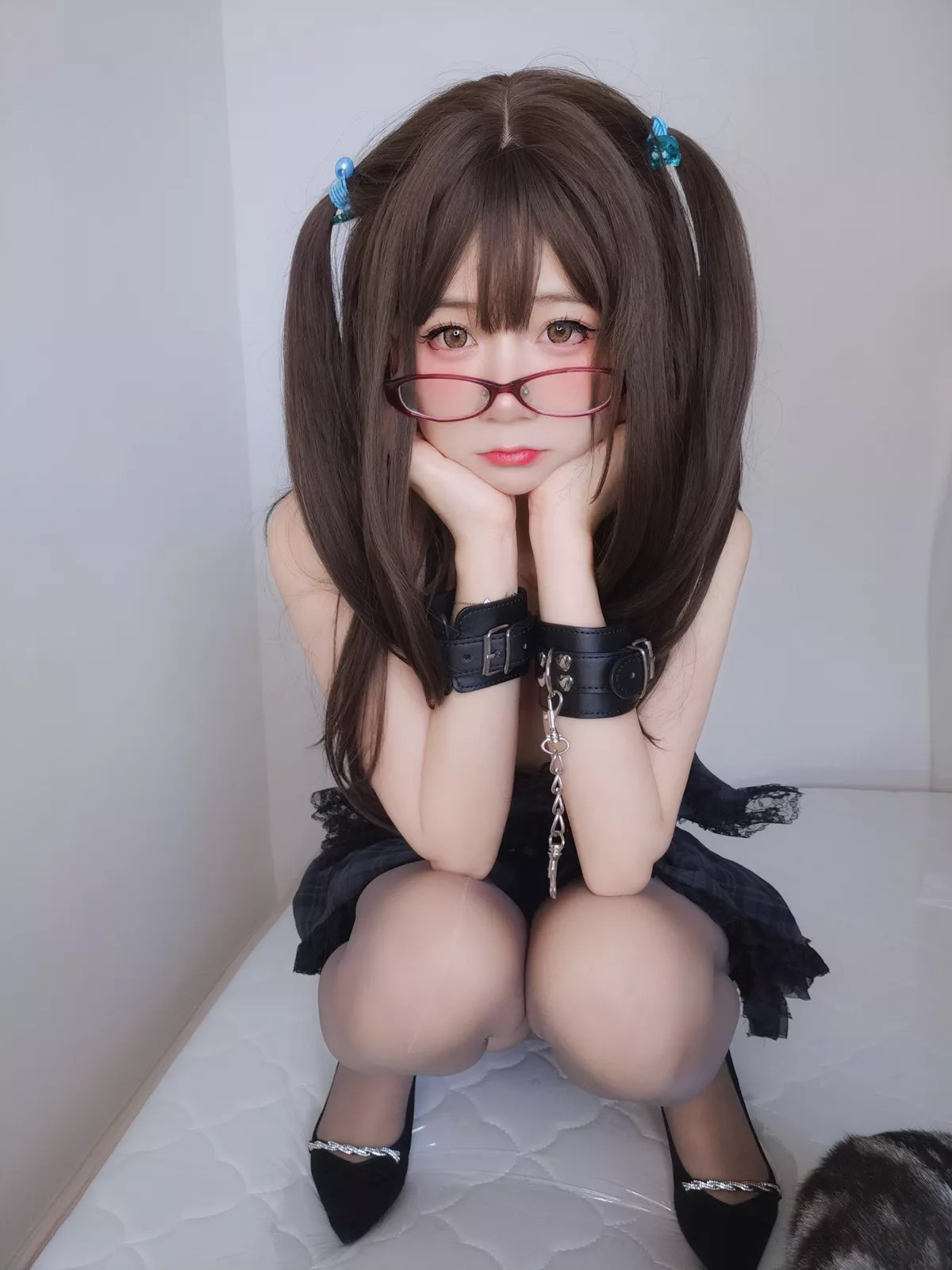网络美女软妹摇摇乐黑色短裙主题性感吊带短裙配黑丝袜秀翘臀美腿诱惑写真99P