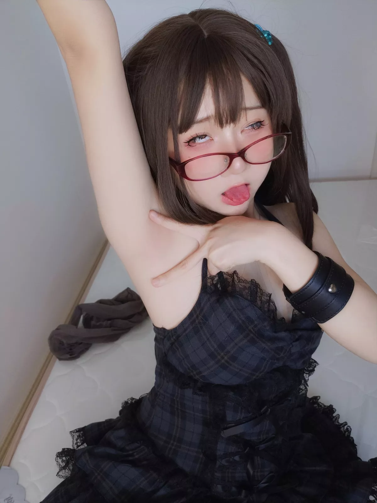 网络美女软妹摇摇乐黑色短裙主题性感吊带短裙配黑丝袜秀翘臀美腿诱惑写真99P