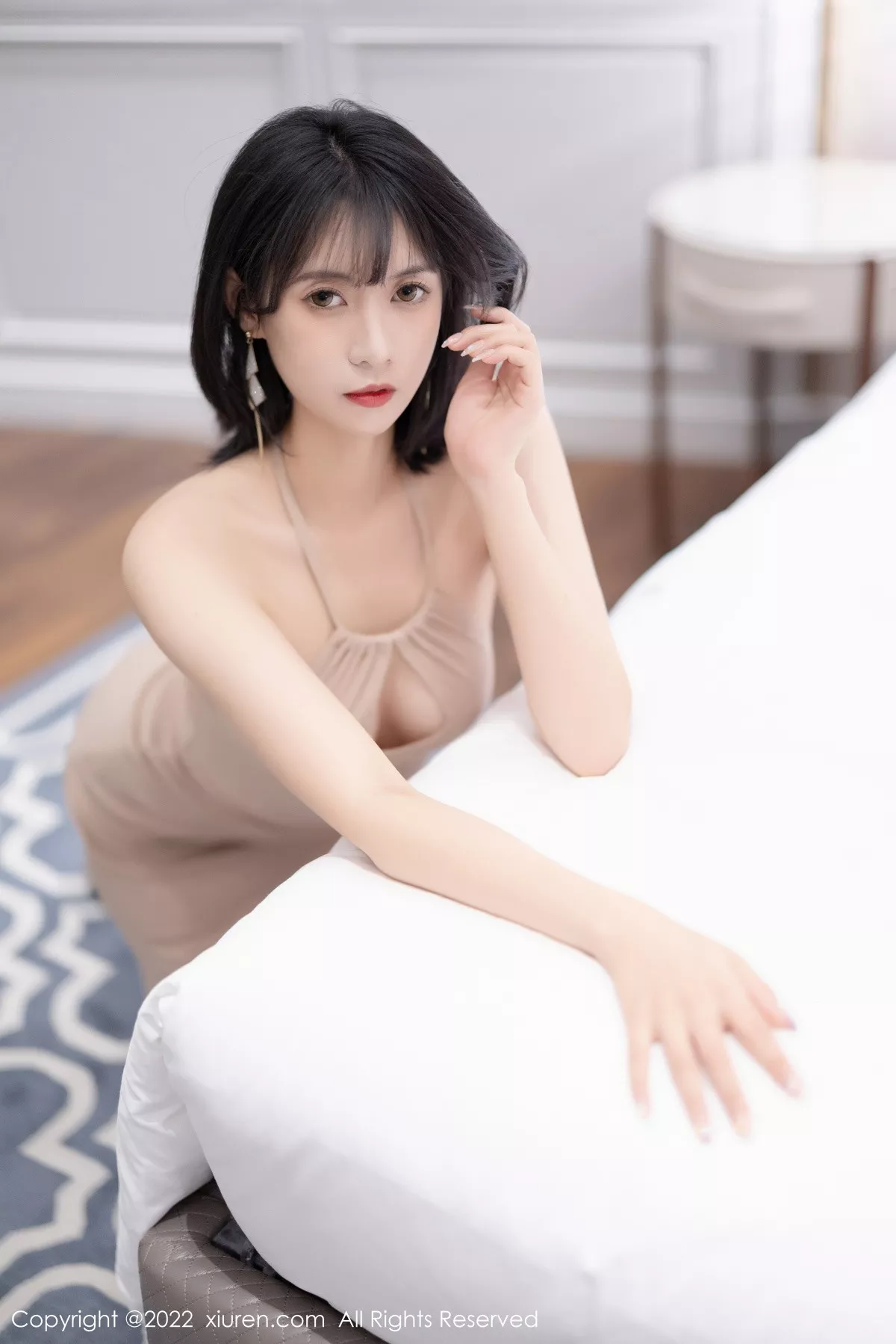 XiuRen第5720期_模特林子遥私房浴室性感浅色收身连衣裙配灰丝袜迷人诱惑写真84P
