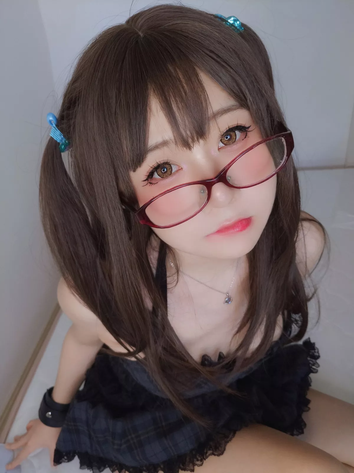 网络美女软妹摇摇乐黑色短裙主题性感吊带短裙配黑丝袜秀翘臀美腿诱惑写真99P