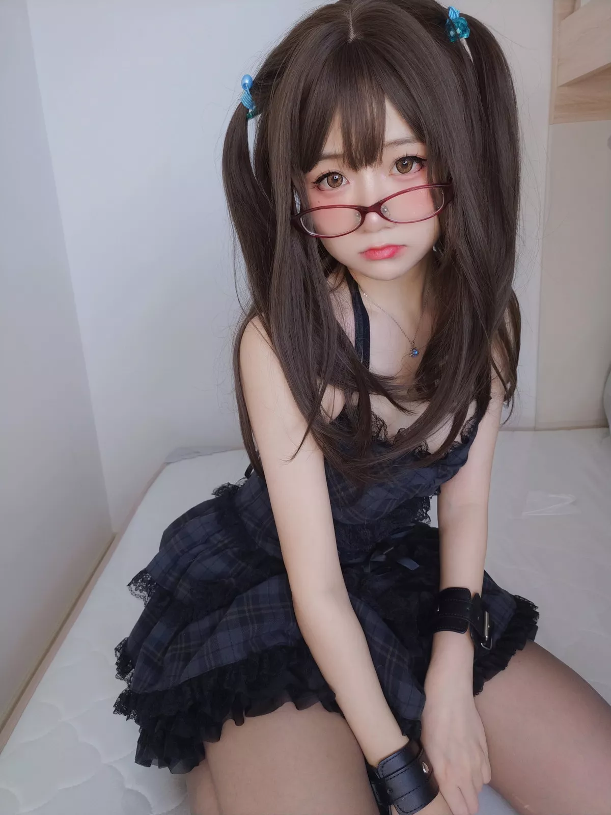 网络美女软妹摇摇乐黑色短裙主题性感吊带短裙配黑丝袜秀翘臀美腿诱惑写真99P