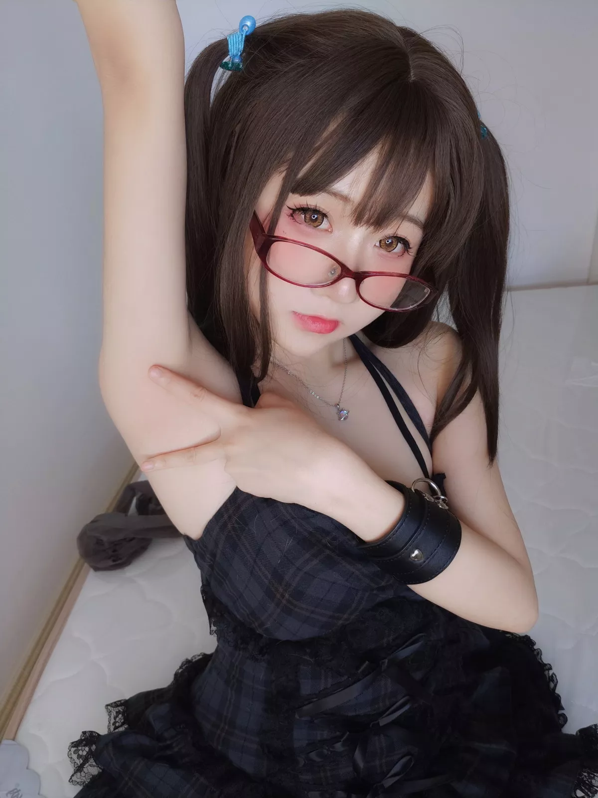 网络美女软妹摇摇乐黑色短裙主题性感吊带短裙配黑丝袜秀翘臀美腿诱惑写真99P