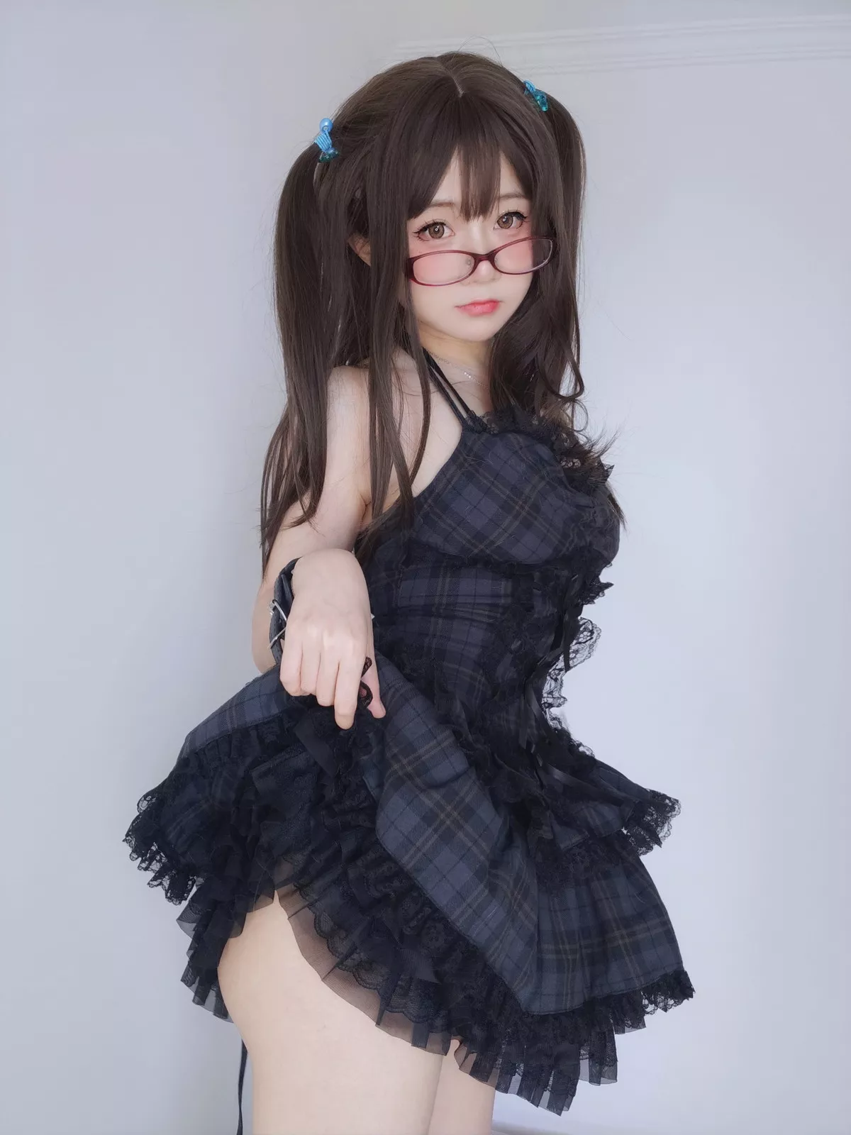 网络美女软妹摇摇乐黑色短裙主题性感吊带短裙配黑丝袜秀翘臀美腿诱惑写真99P