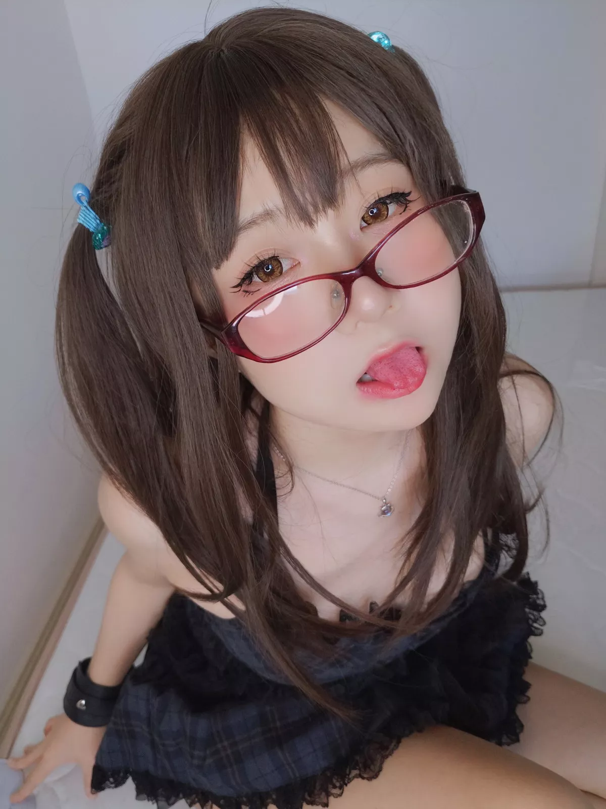 网络美女软妹摇摇乐黑色短裙主题性感吊带短裙配黑丝袜秀翘臀美腿诱惑写真99P