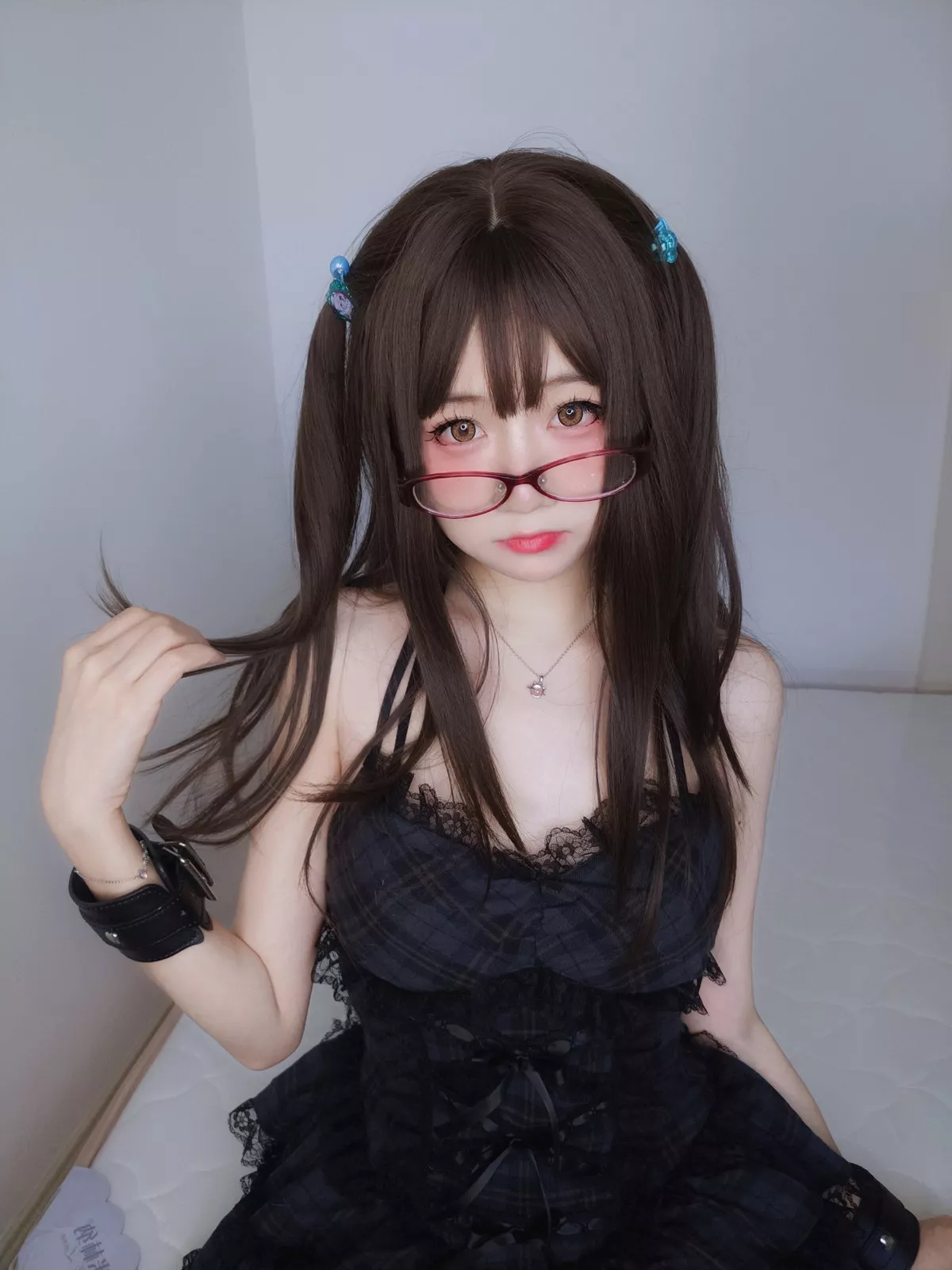 网络美女软妹摇摇乐黑色短裙主题性感吊带短裙配黑丝袜秀翘臀美腿诱惑写真99P