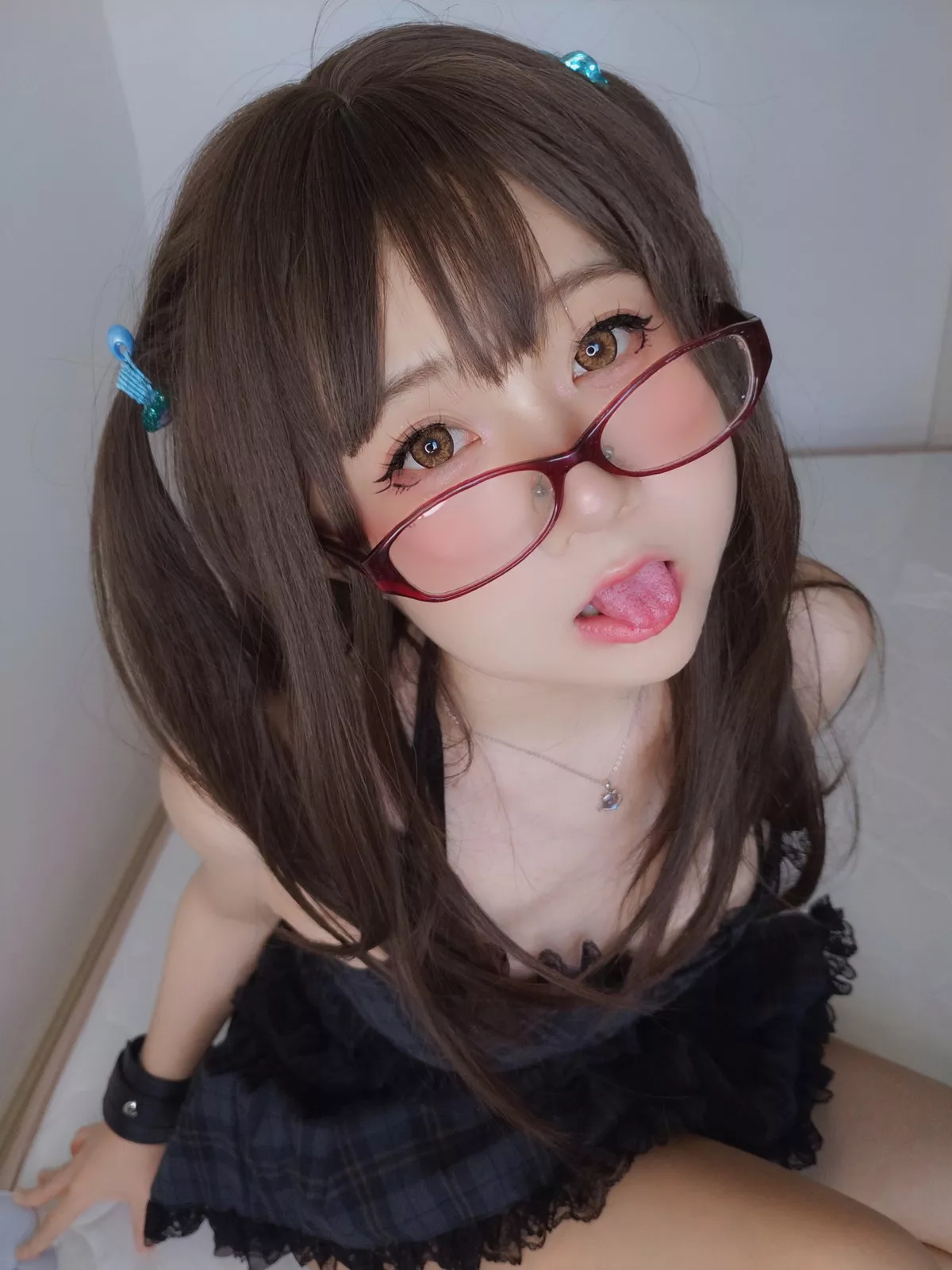网络美女软妹摇摇乐黑色短裙主题性感吊带短裙配黑丝袜秀翘臀美腿诱惑写真99P