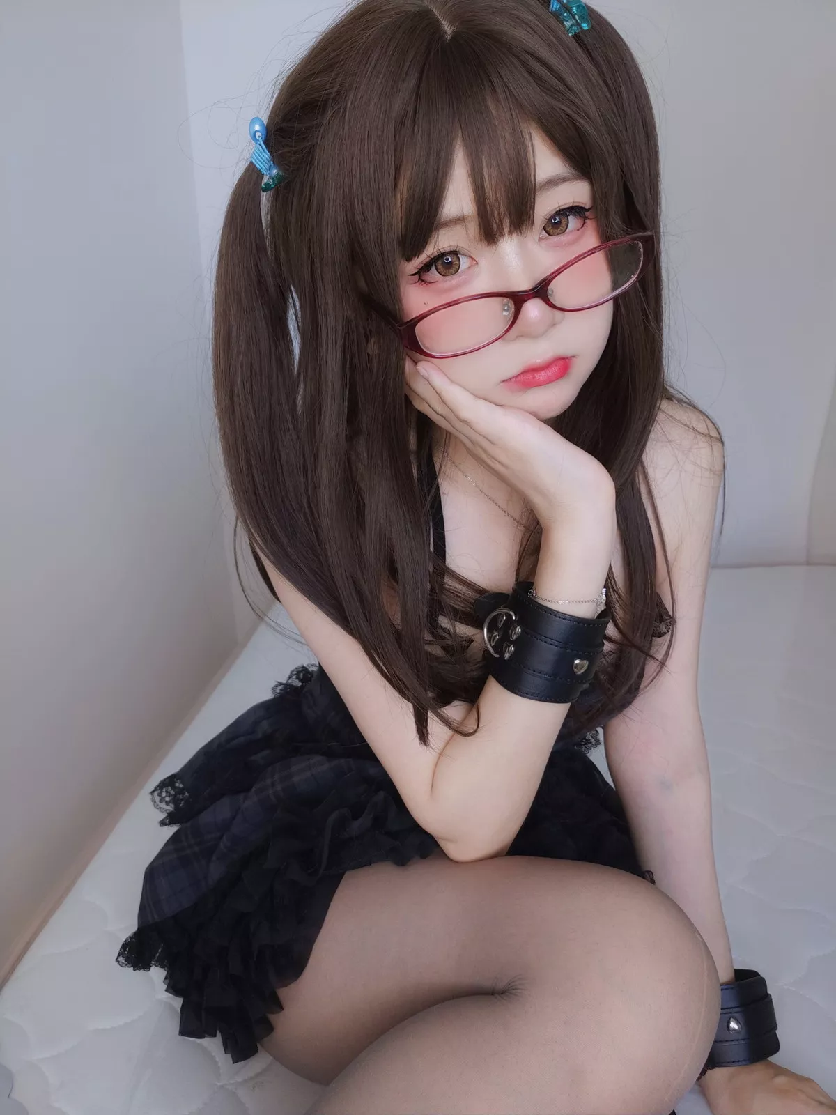 网络美女软妹摇摇乐黑色短裙主题性感吊带短裙配黑丝袜秀翘臀美腿诱惑写真99P