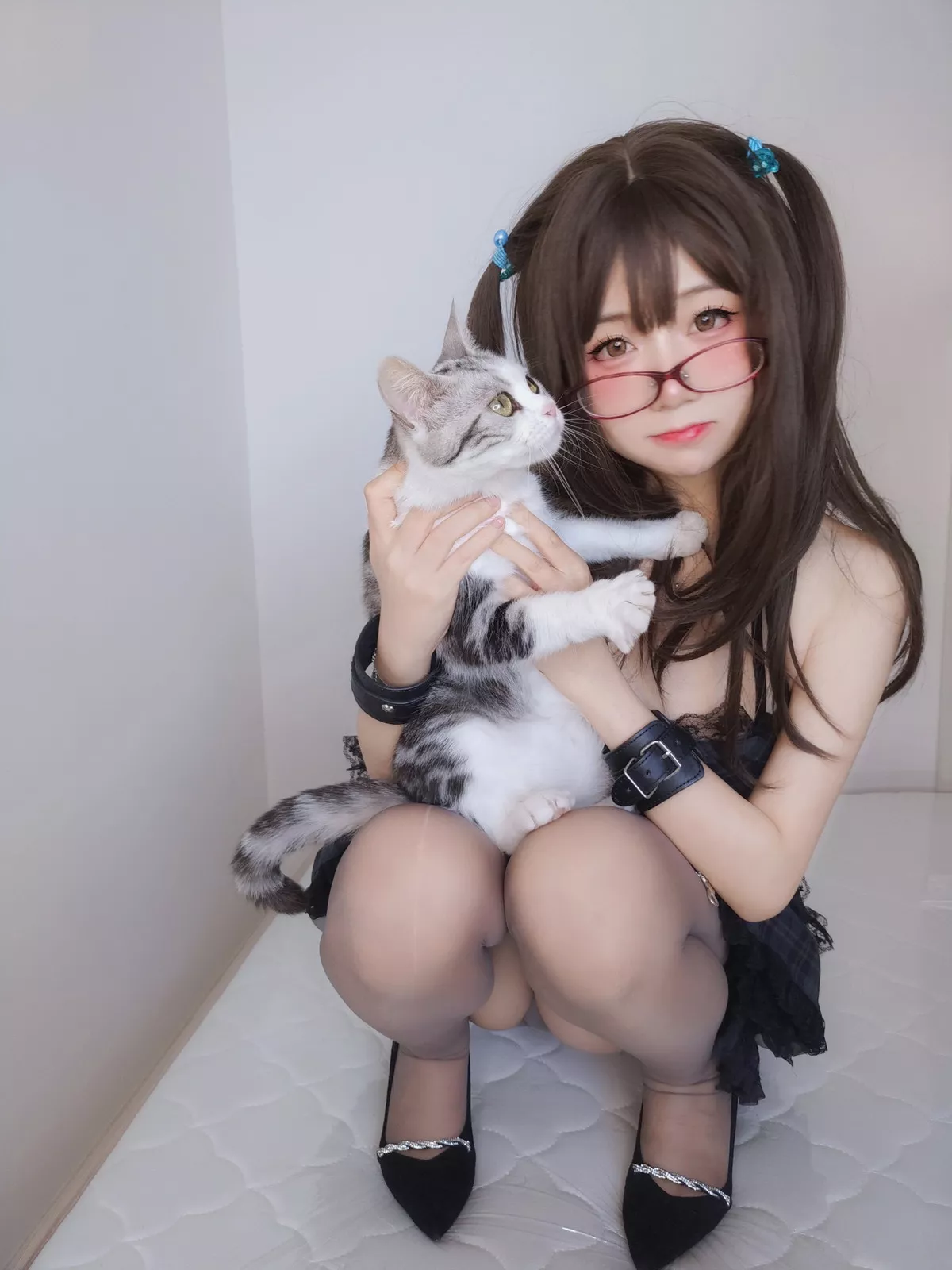 网络美女软妹摇摇乐黑色短裙主题性感吊带短裙配黑丝袜秀翘臀美腿诱惑写真99P