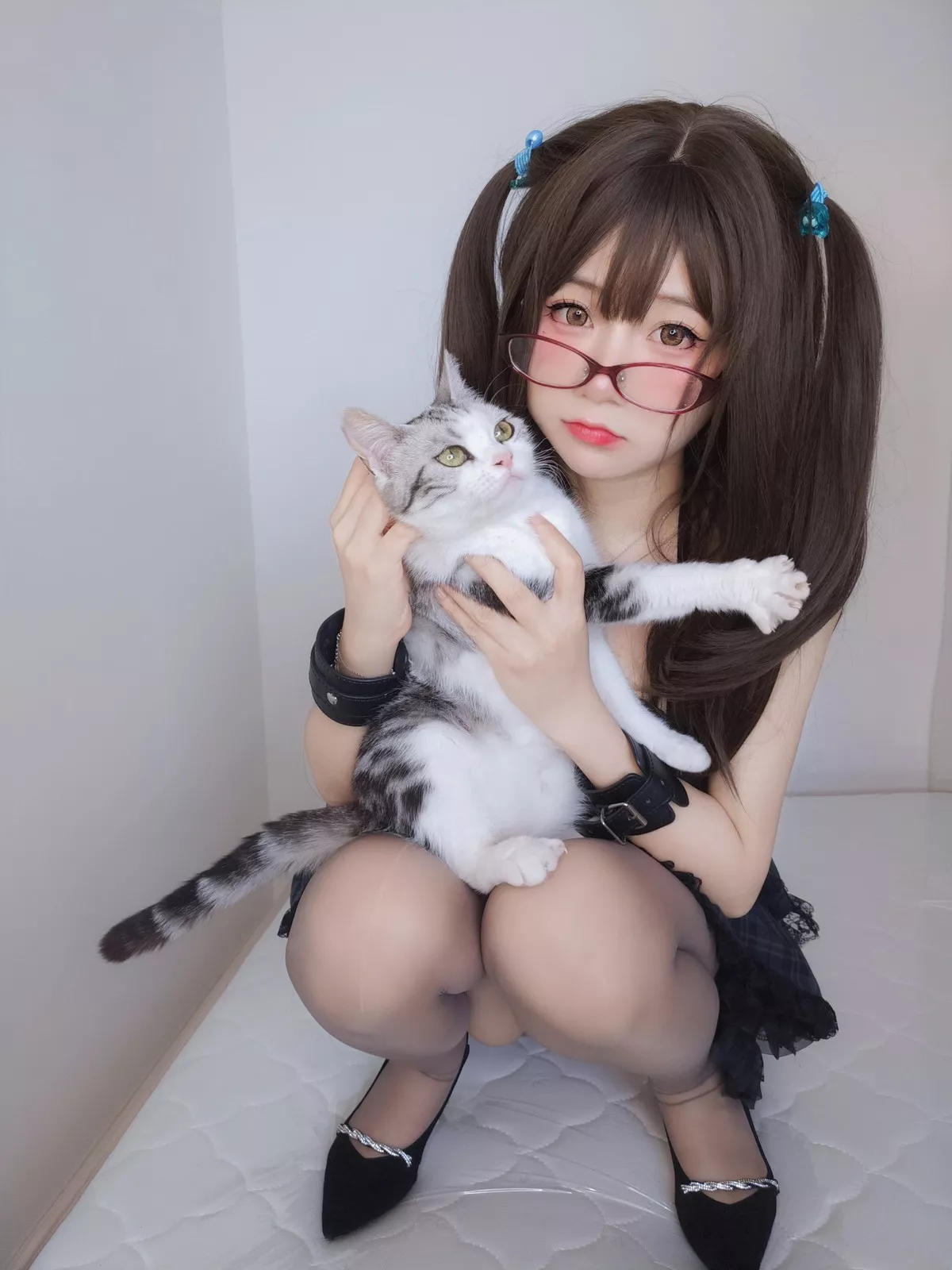 网络美女软妹摇摇乐黑色短裙主题性感吊带短裙配黑丝袜秀翘臀美腿诱惑写真99P