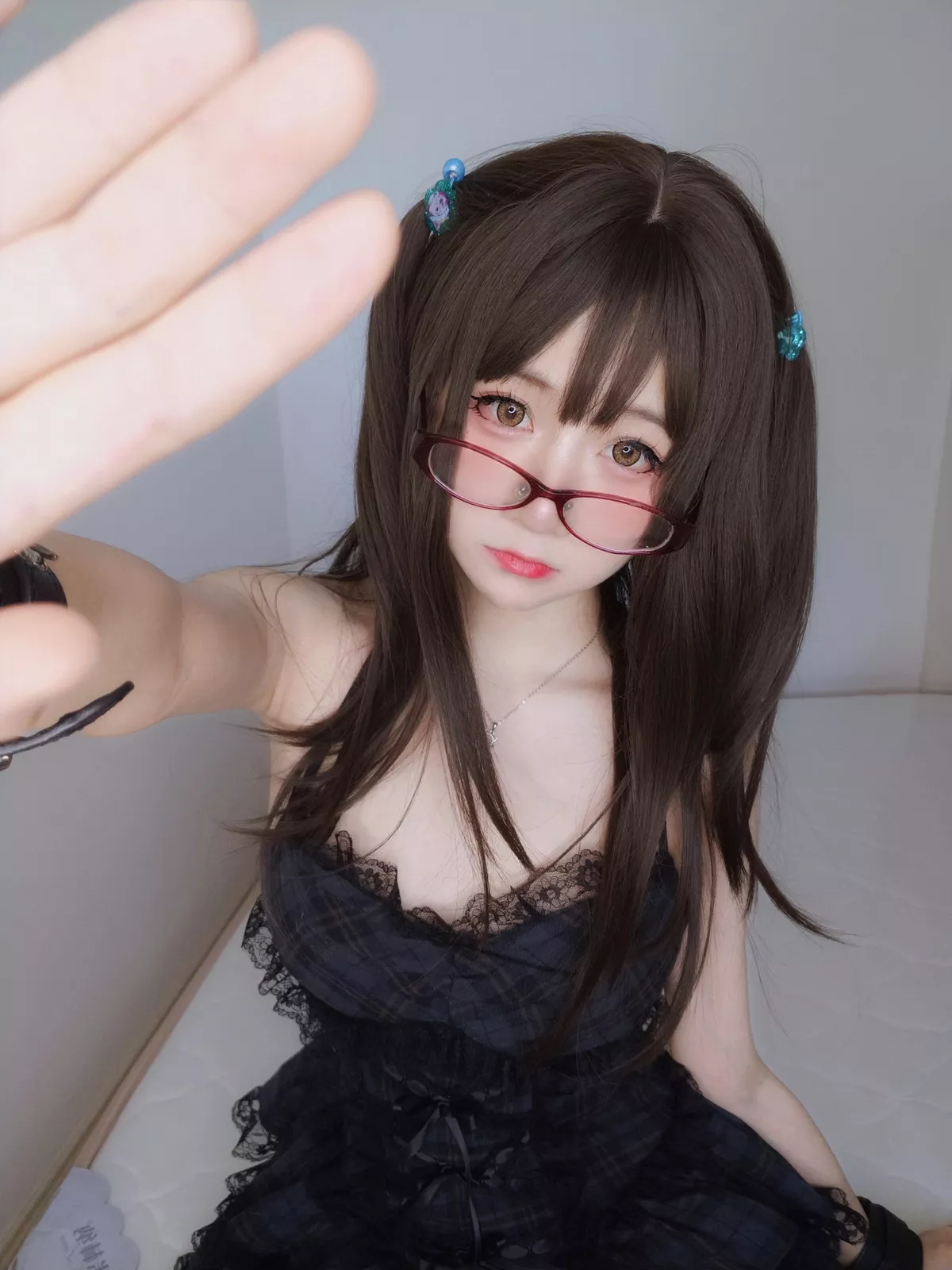 网络美女软妹摇摇乐黑色短裙主题性感吊带短裙配黑丝袜秀翘臀美腿诱惑写真99P