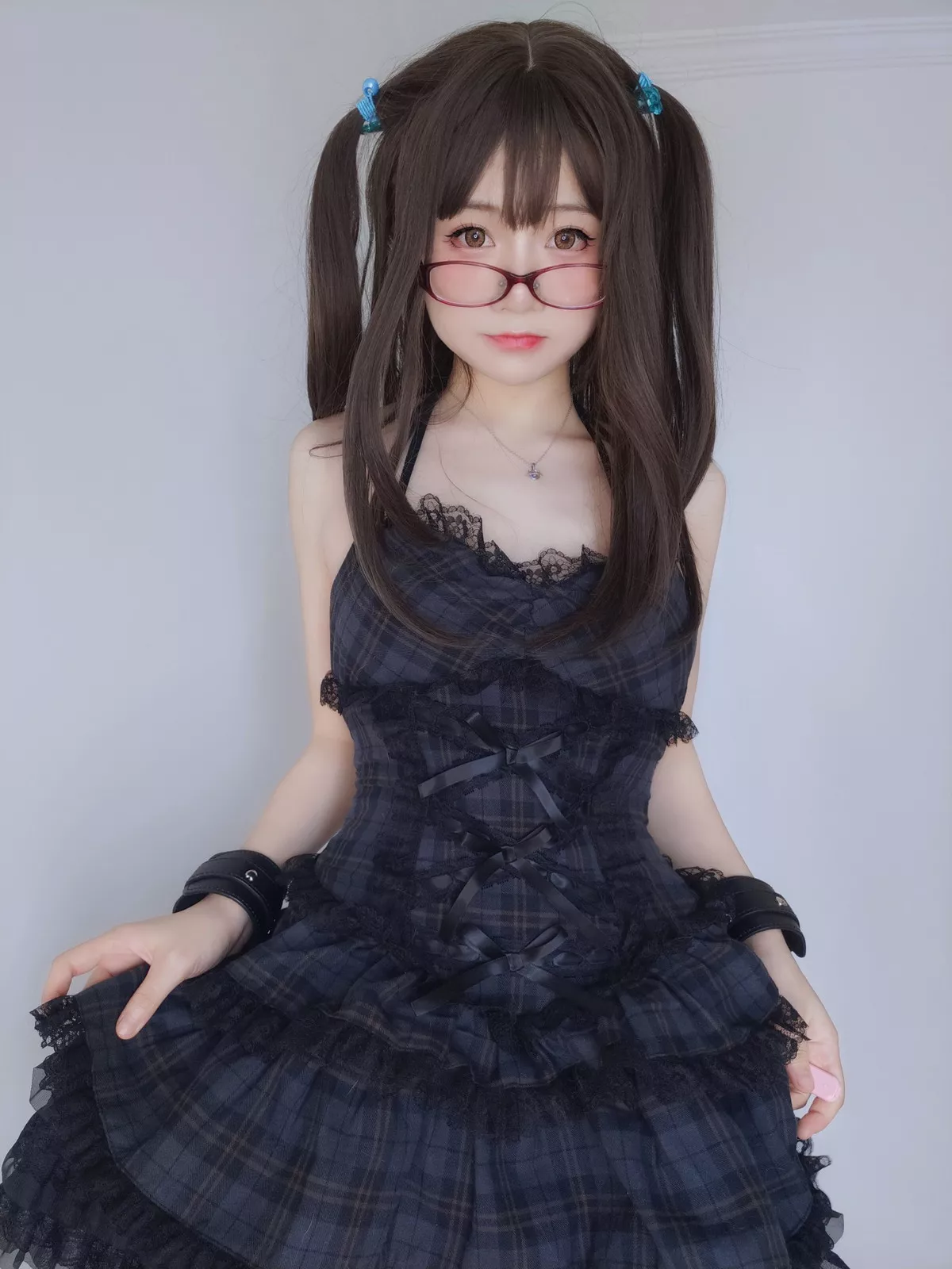 网络美女软妹摇摇乐黑色短裙主题性感吊带短裙配黑丝袜秀翘臀美腿诱惑写真99P