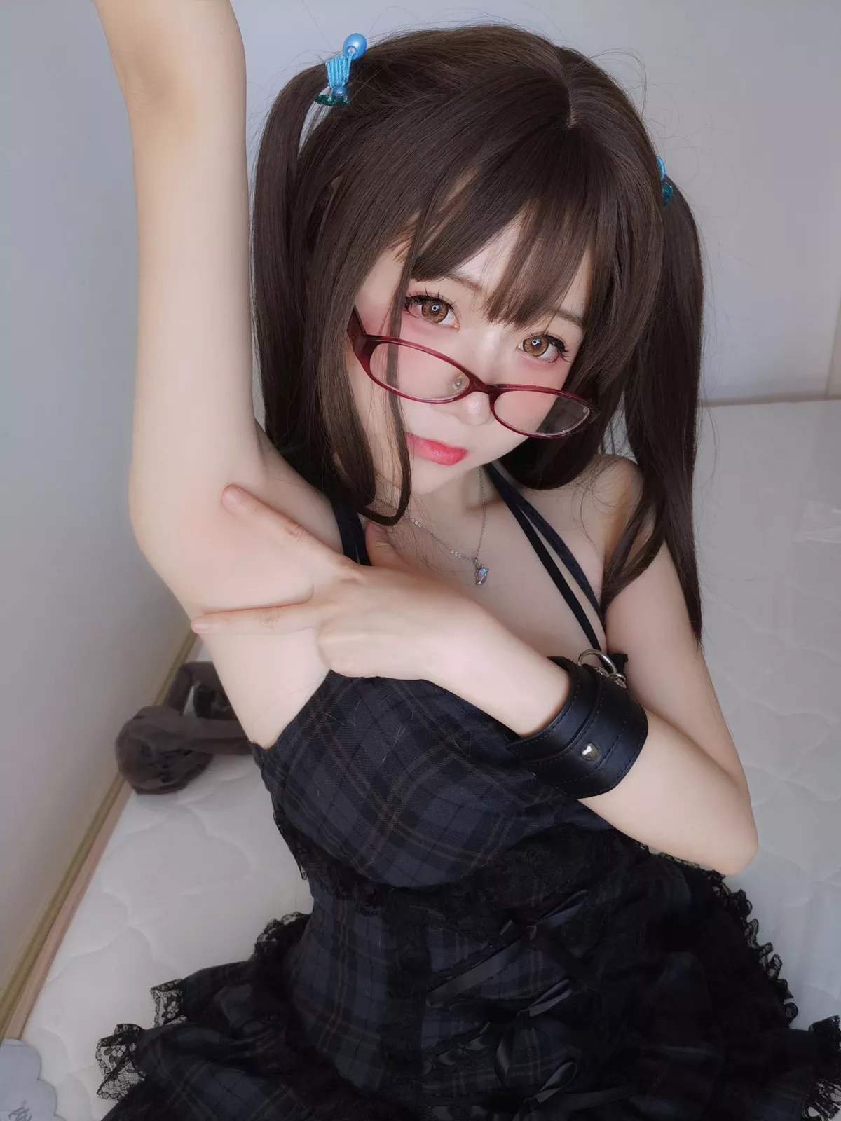 网络美女软妹摇摇乐黑色短裙主题性感吊带短裙配黑丝袜秀翘臀美腿诱惑写真99P