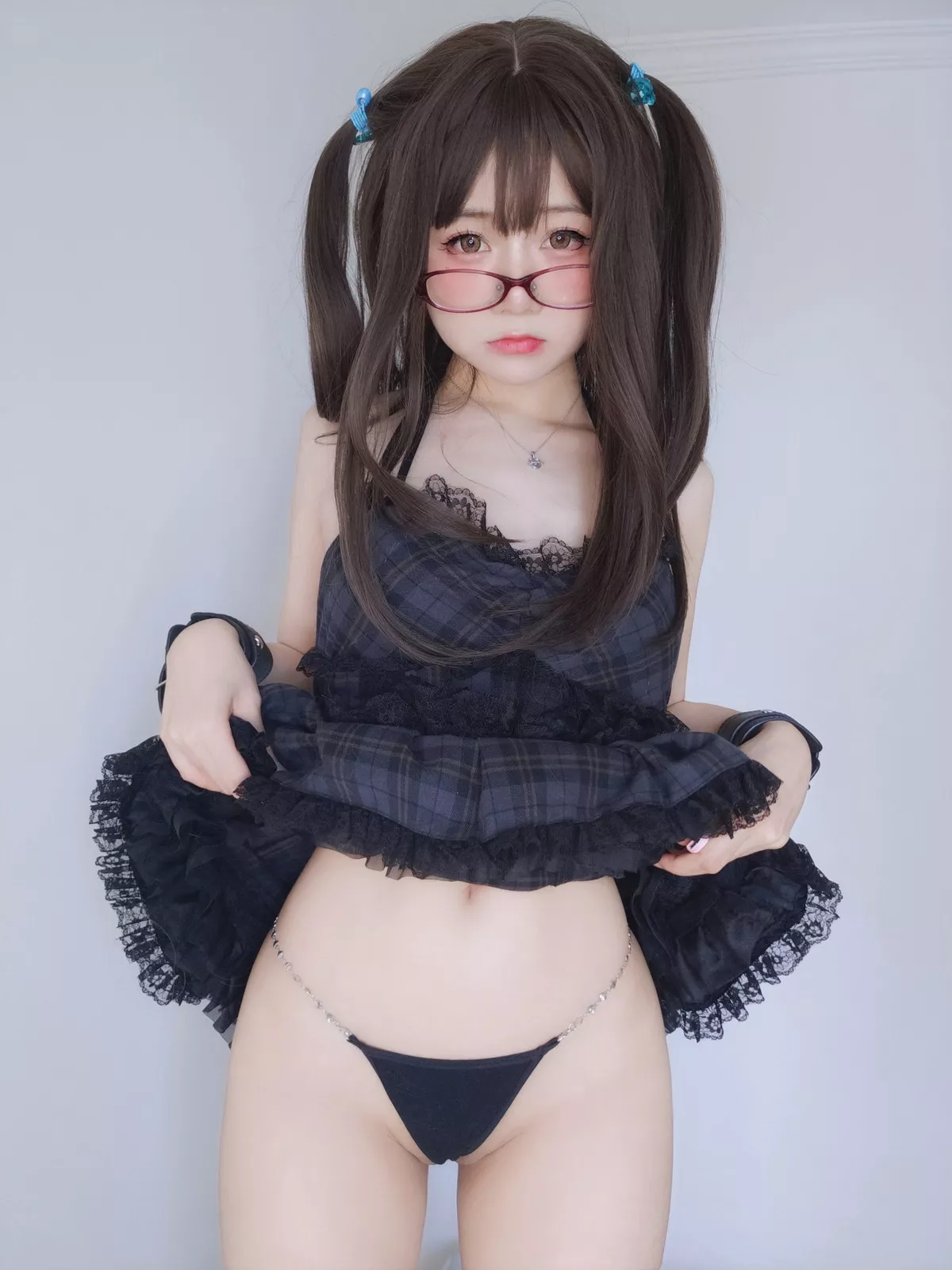 网络美女软妹摇摇乐黑色短裙主题性感吊带短裙配黑丝袜秀翘臀美腿诱惑写真99P