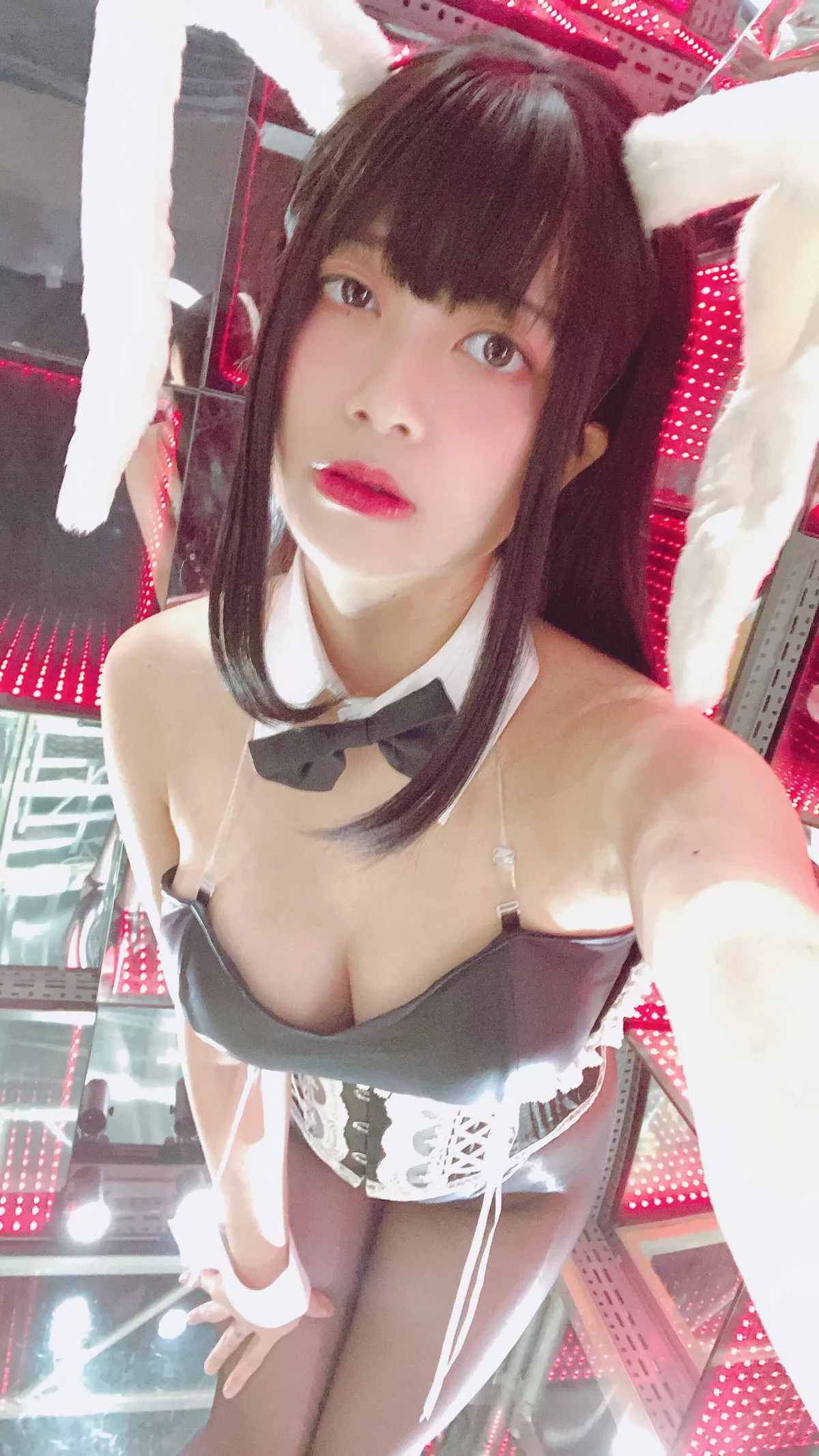 网络美女Hieey Heika嗨儿September主题性感黑色吊带配超薄黑丝撩人诱惑写真47P