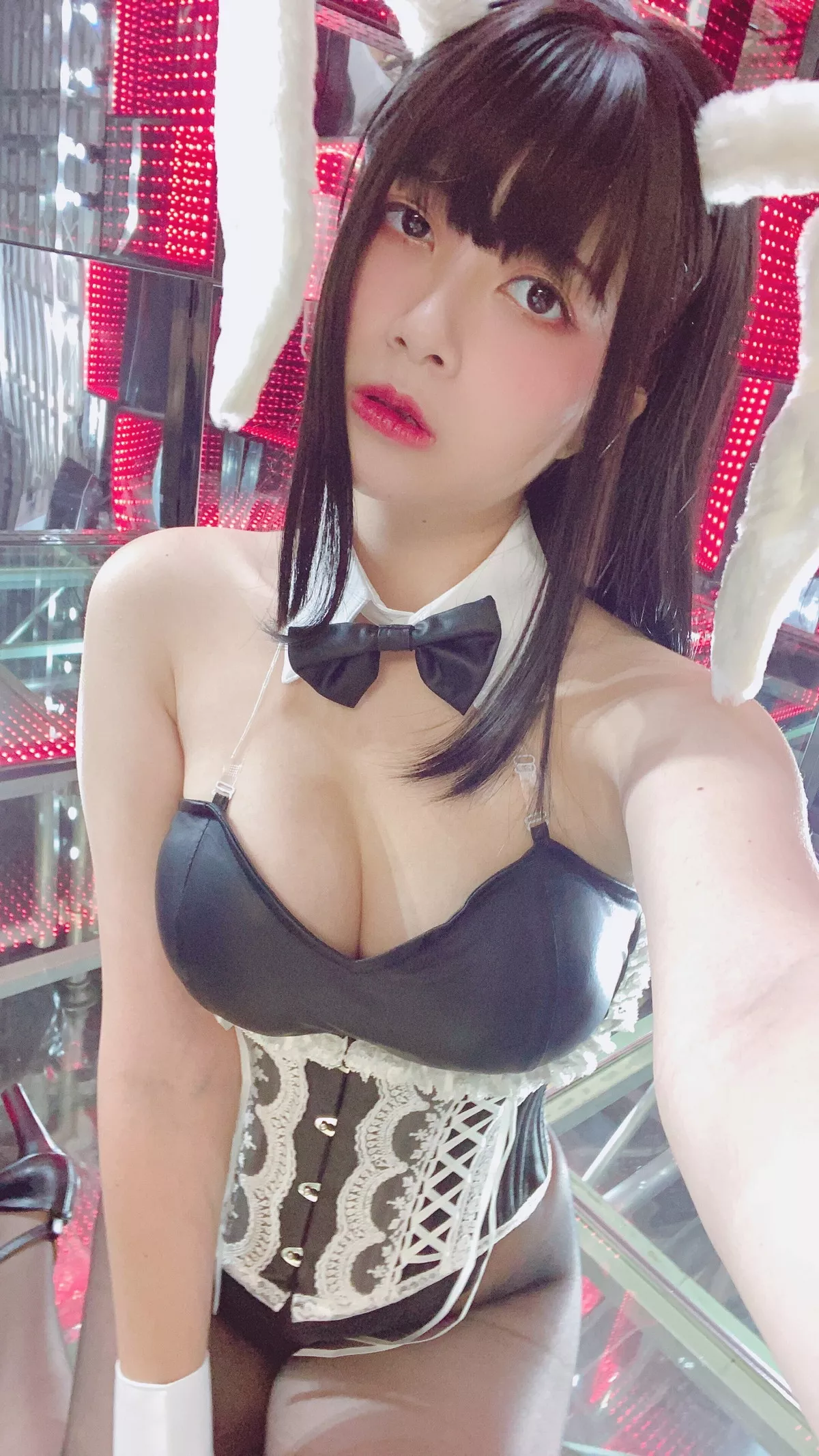 网络美女Hieey Heika嗨儿September主题性感黑色吊带配超薄黑丝撩人诱惑写真47P