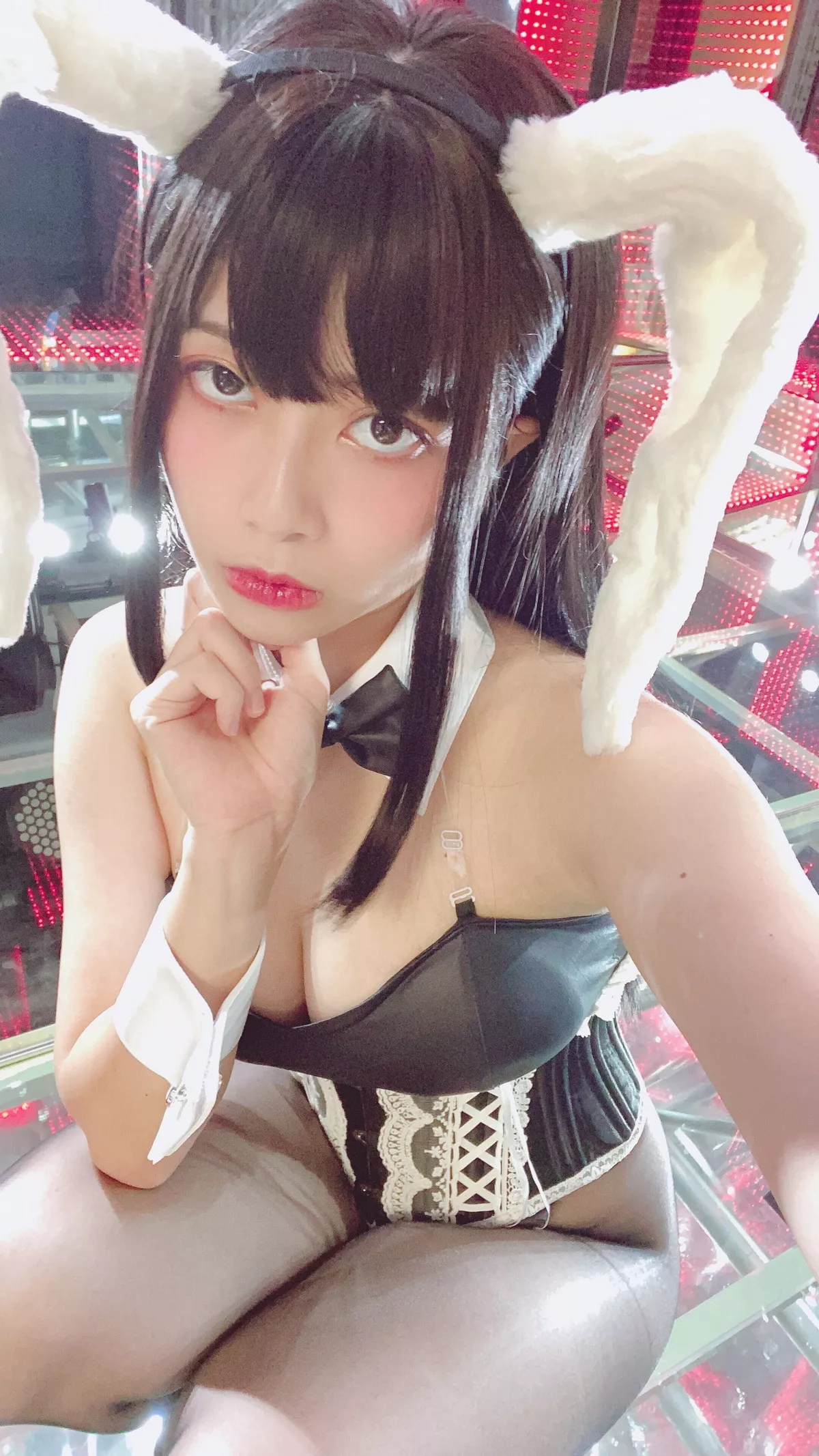 网络美女Hieey Heika嗨儿September主题性感黑色吊带配超薄黑丝撩人诱惑写真47P