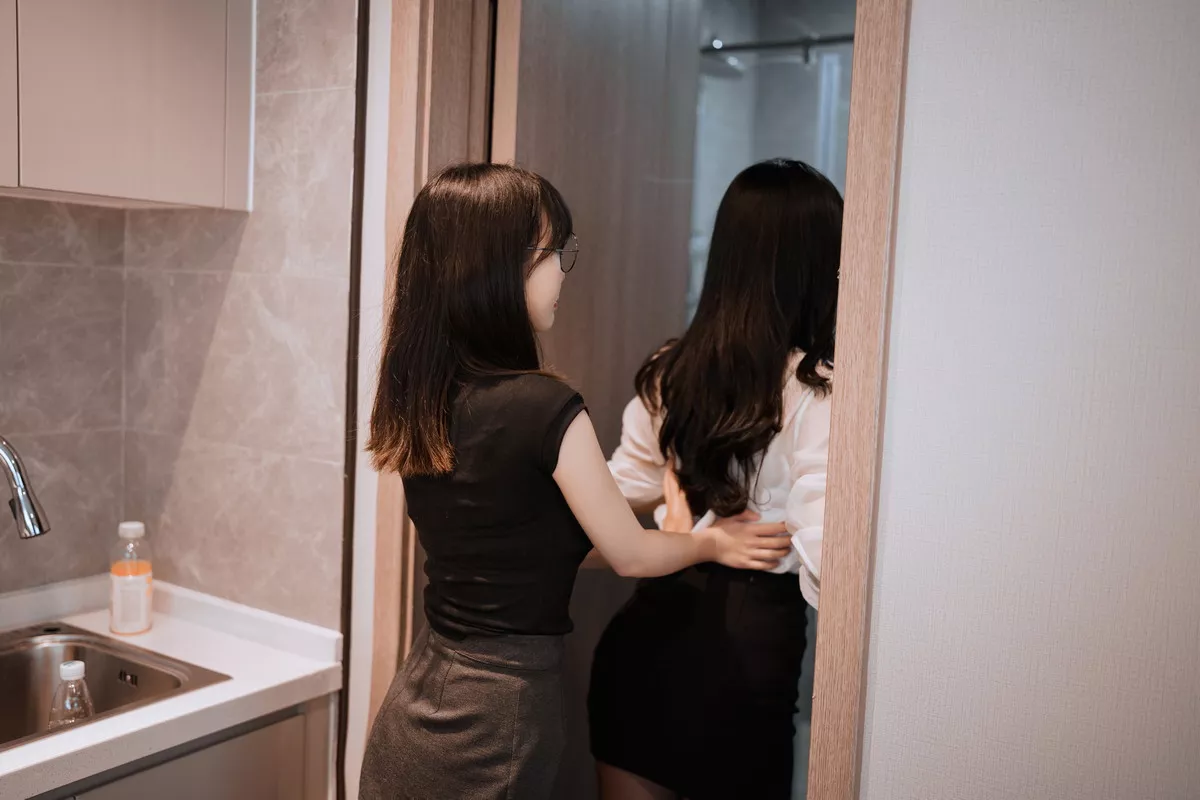 网络美女凉凉子&面饼仙儿OL百合主题私房性感姐妹花床上黑色内衣撩人诱惑写真51P