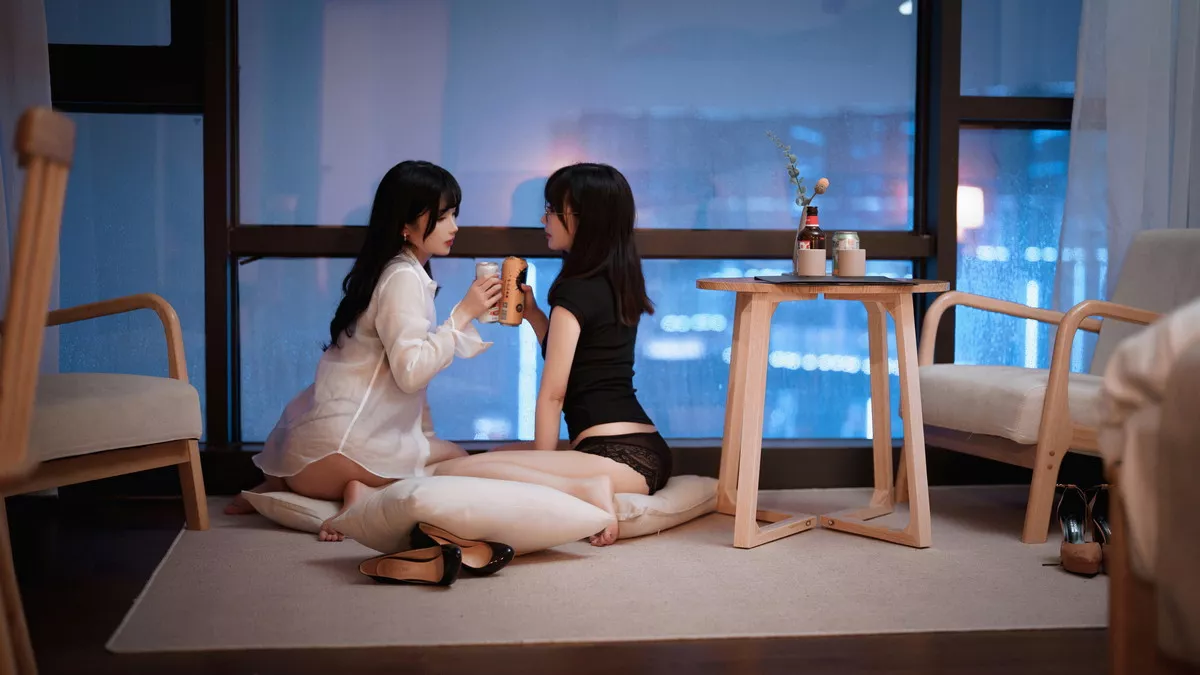 网络美女凉凉子&面饼仙儿OL百合主题私房性感姐妹花床上黑色内衣撩人诱惑写真51P