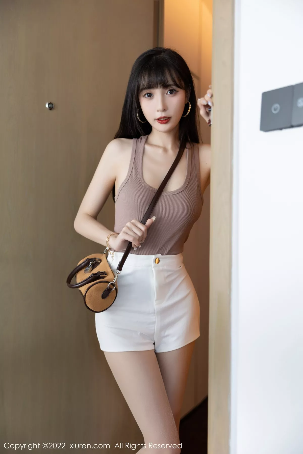 XiuRen第5724期_模特林星阑性感咖啡色高开叉服配白色短裙秀曼妙身姿诱惑写真93P
