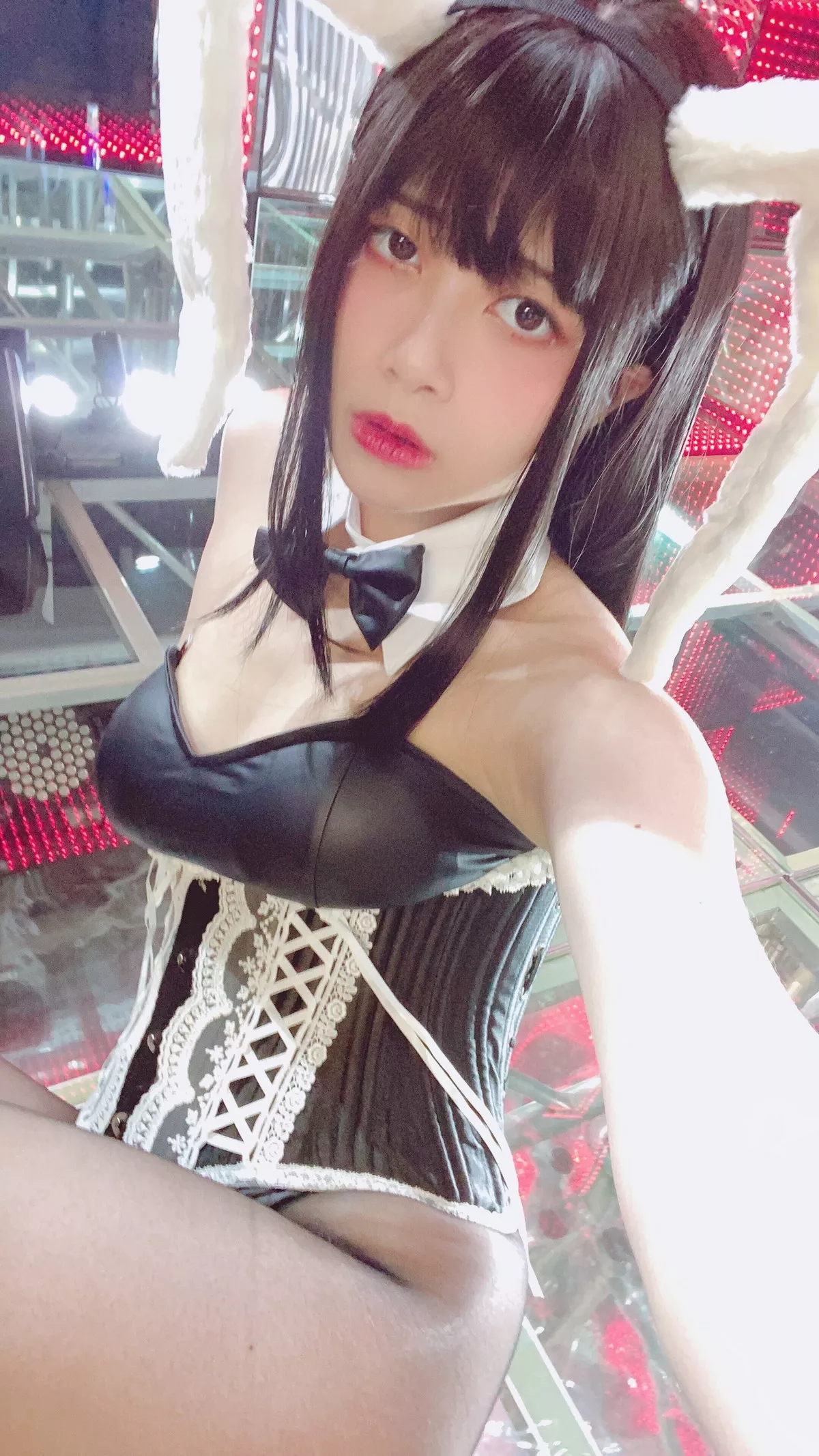 网络美女Hieey Heika嗨儿September主题性感黑色吊带配超薄黑丝撩人诱惑写真47P