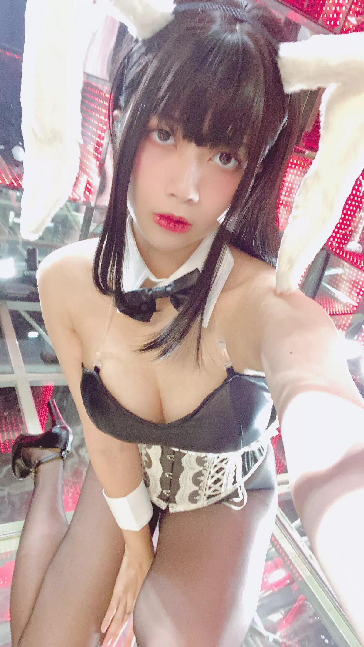 网络美女Hieey Heika嗨儿September主题性感黑色吊带配超薄黑丝撩人诱惑写真47P