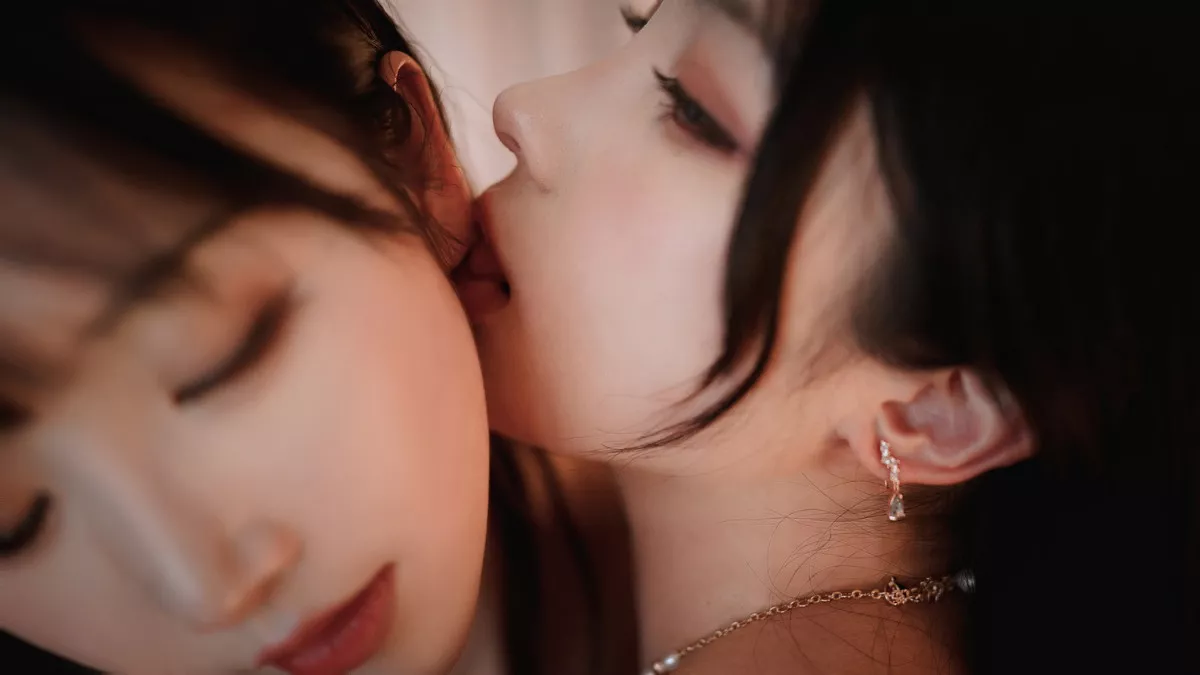 网络美女凉凉子&面饼仙儿OL百合主题私房性感姐妹花床上黑色内衣撩人诱惑写真51P